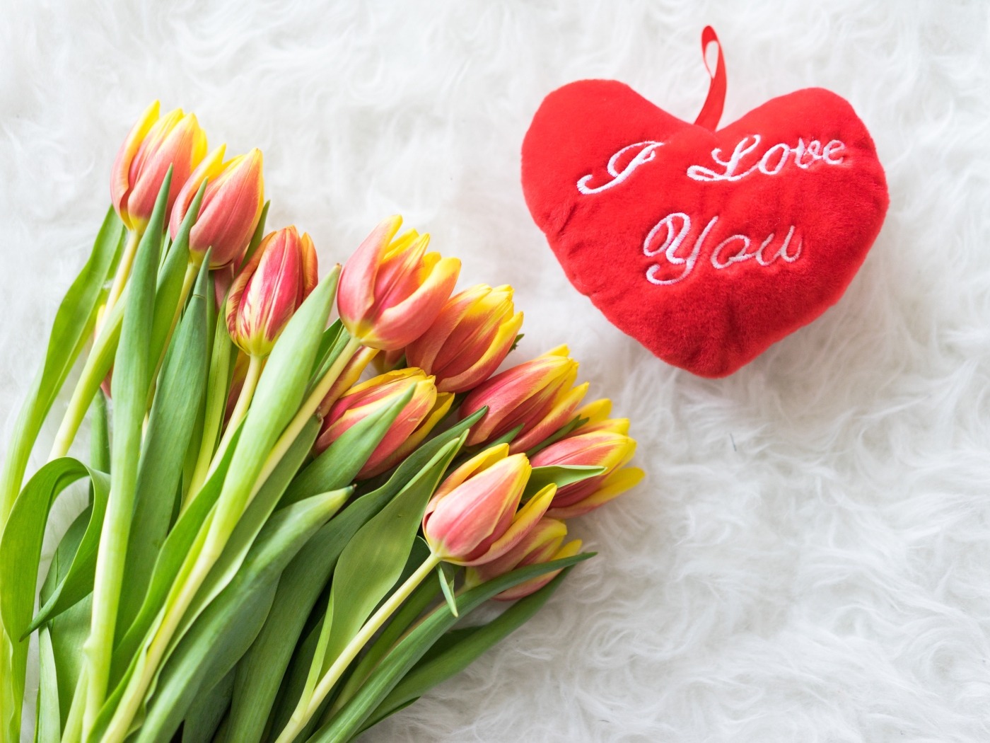 Букет оранжевых тюльпанов с красным сердцем 