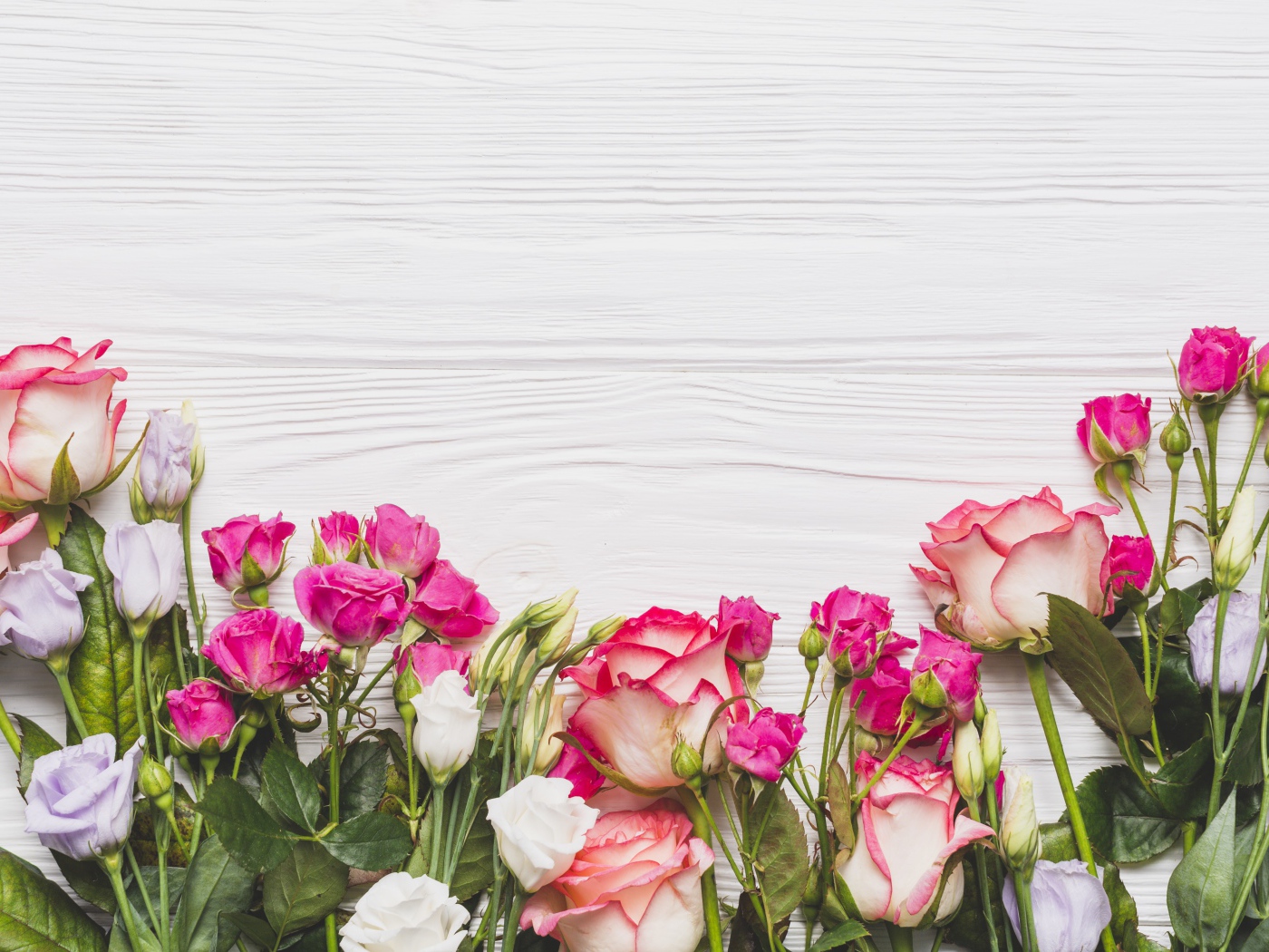 Букет розовых роз на белом столе 