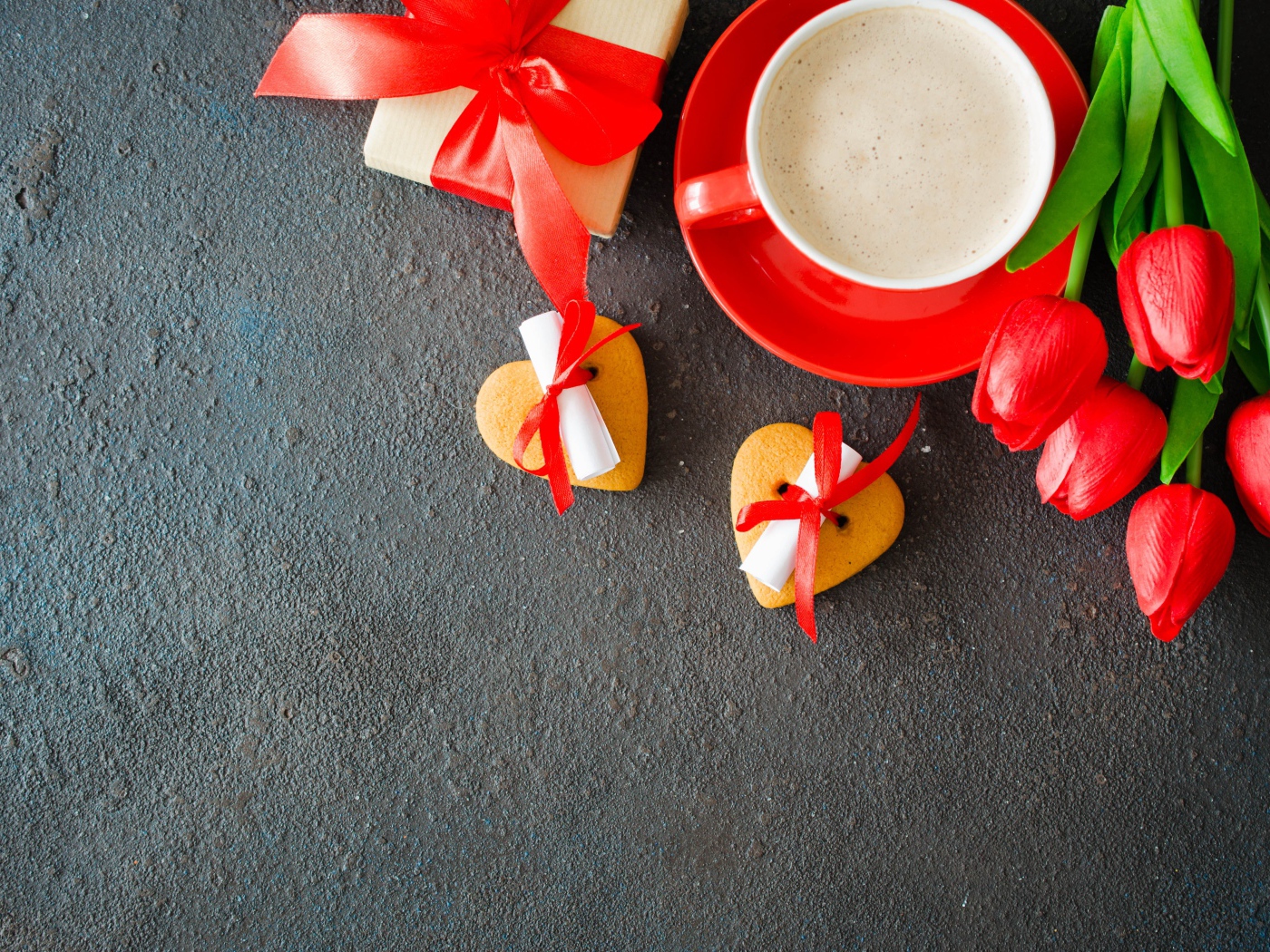Букет красных тюльпанов, подарок, печенье и кофе для любимой 