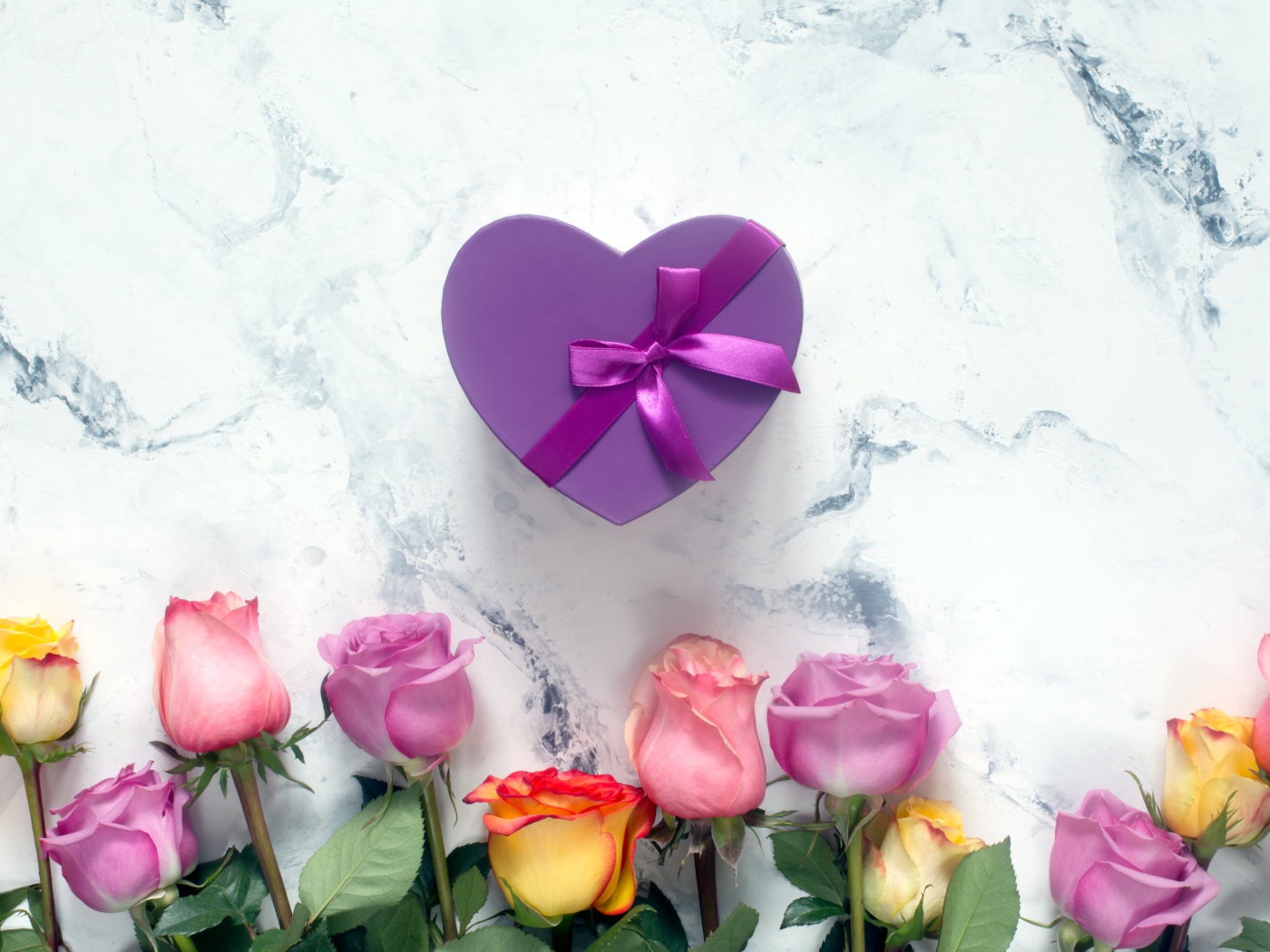 Букет роз с фиолетовой коробкой в форме сердца 
