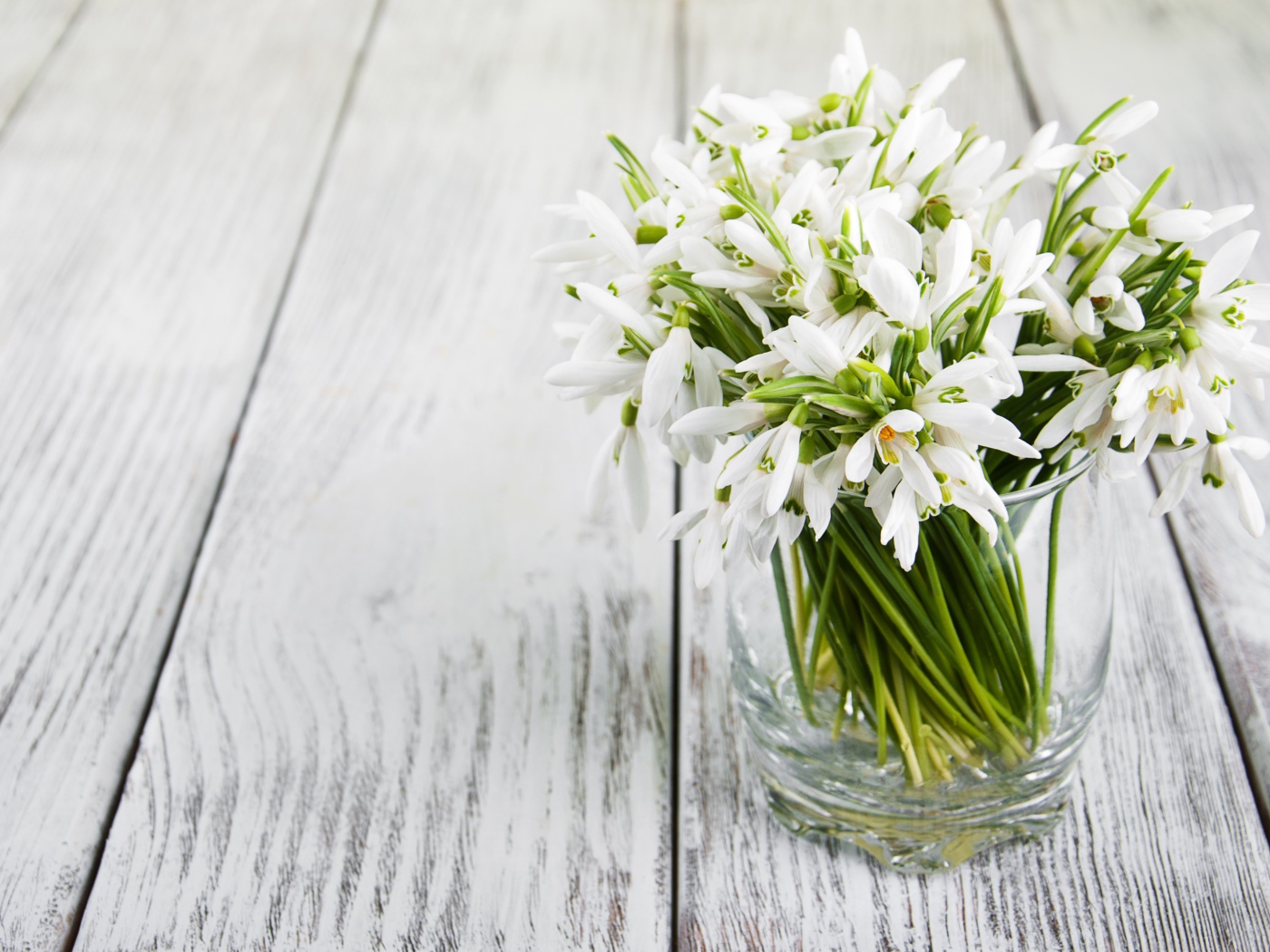 Букет белых подснежников в вазе на столе