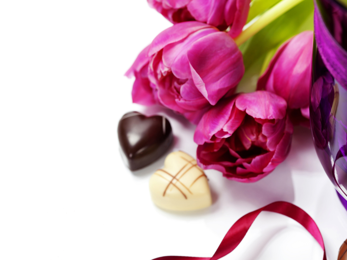 Тюльпаны на белом фоне с шоколадными конфетами