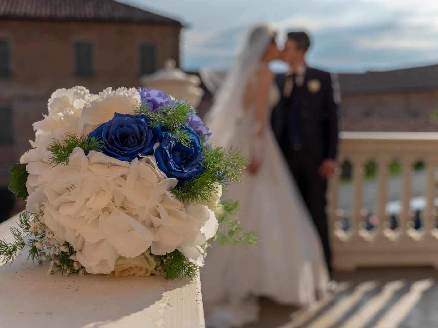 Свадебный букет на фоне новобрачной пары 
