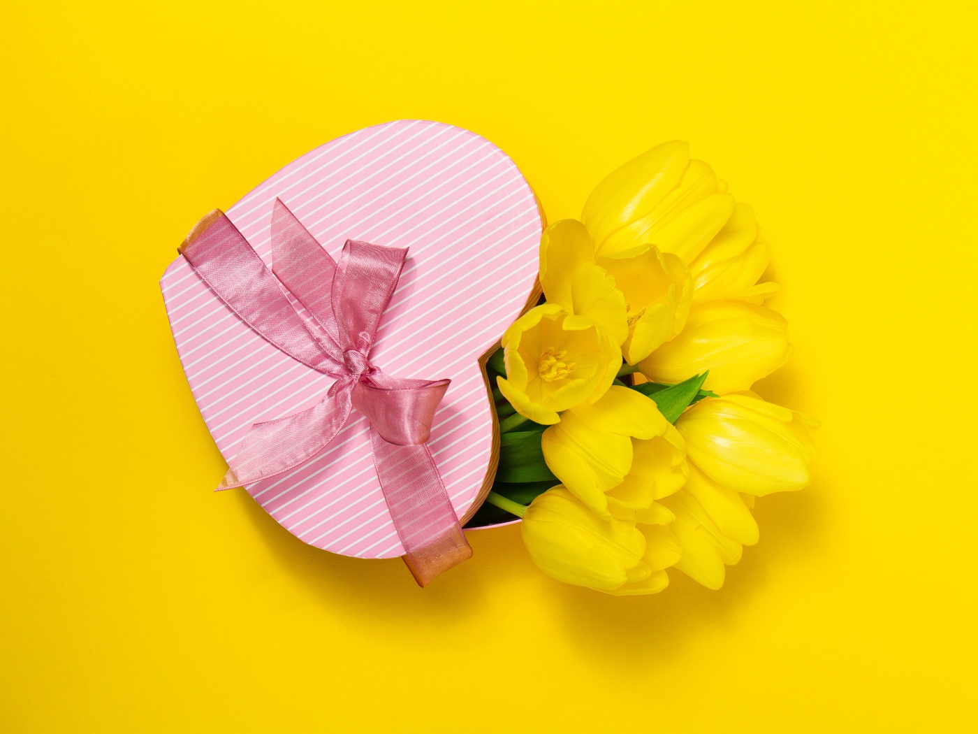 Букет желтых тюльпанов с подарочной коробкой в форме сердца 