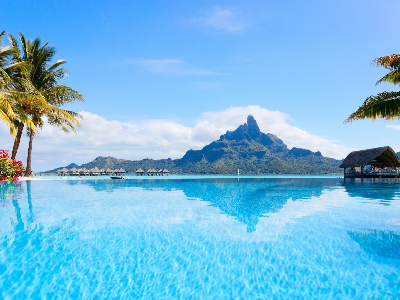 Вид на голубую воду острова Бора Бора на фоне горы