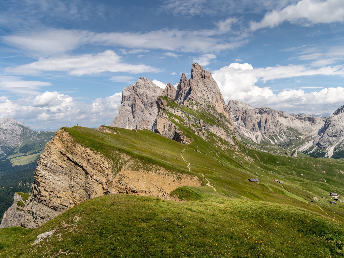 Красивые острые вершины горы под голубым небом