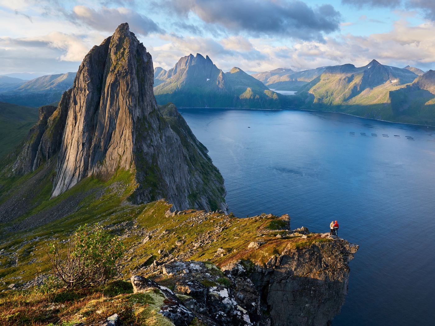 Красивый вид со скалы на фьорд, Норвегия 