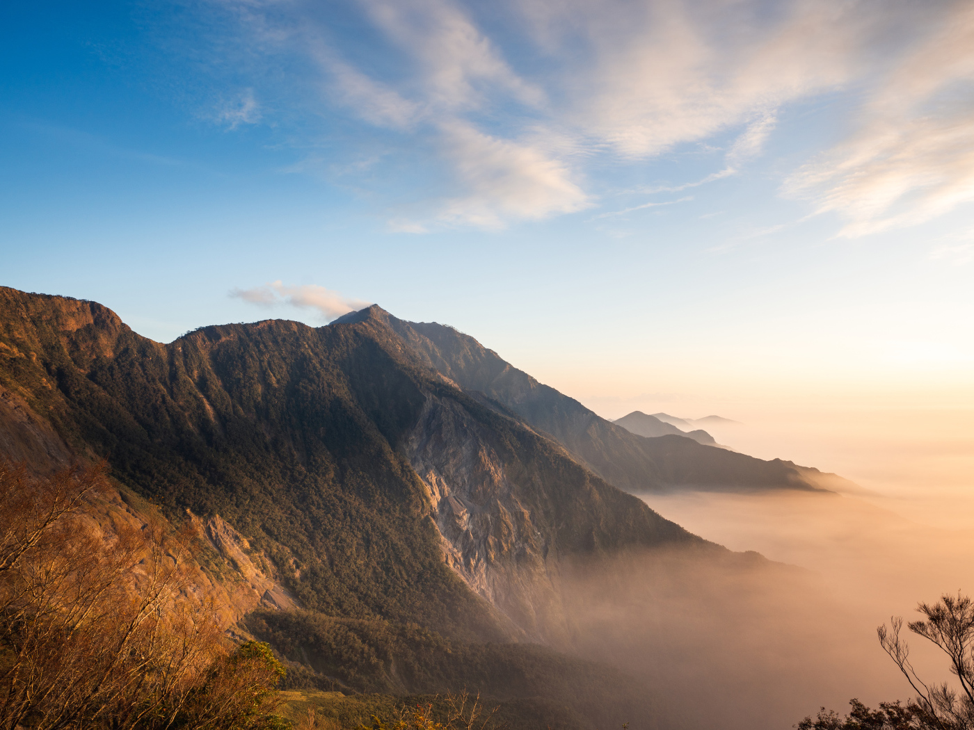 Красивый вид на покрытые туманом горы под голубым небом