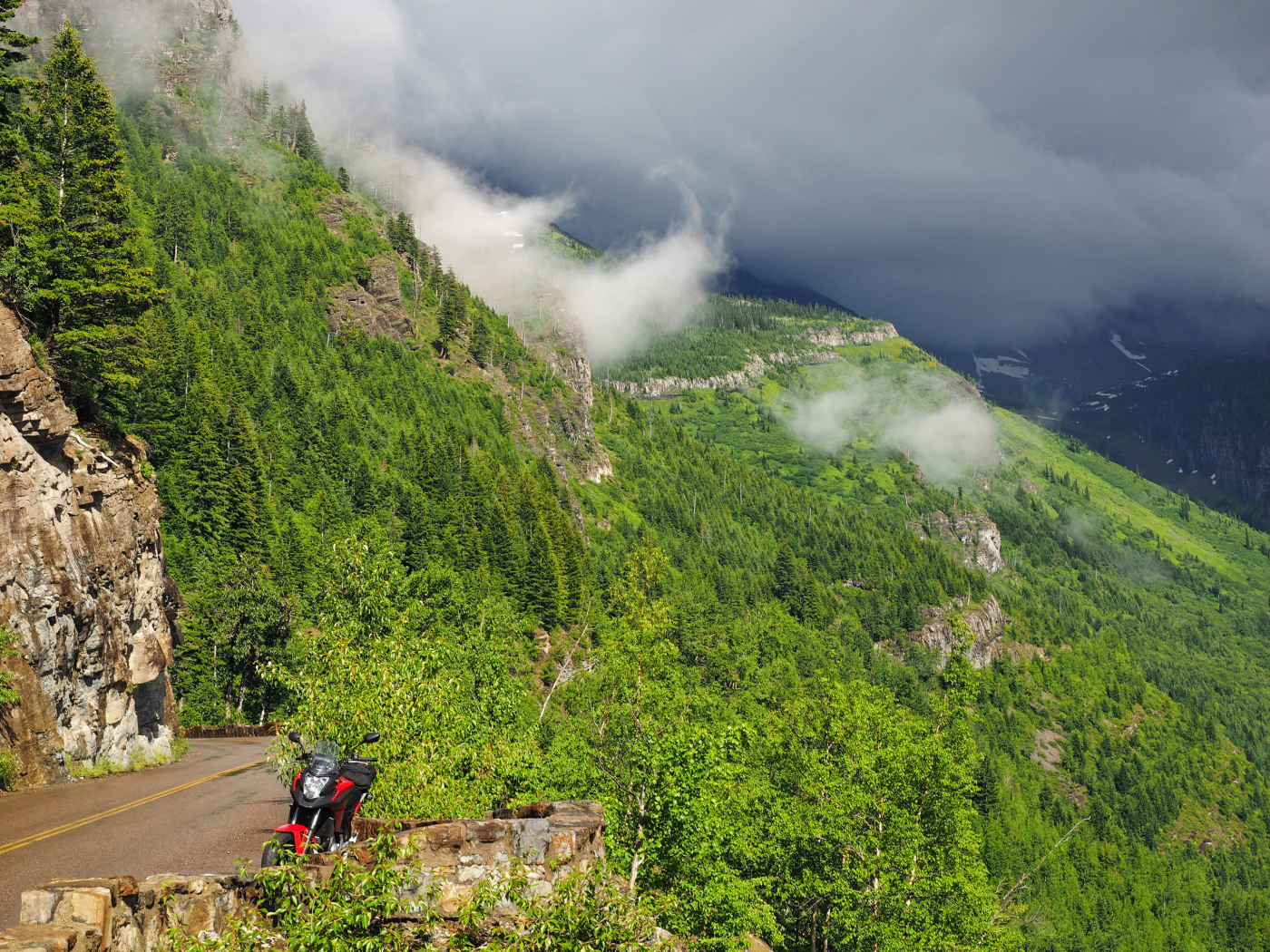 Красивый вид на покрытые зеленью горы в белых облаках 