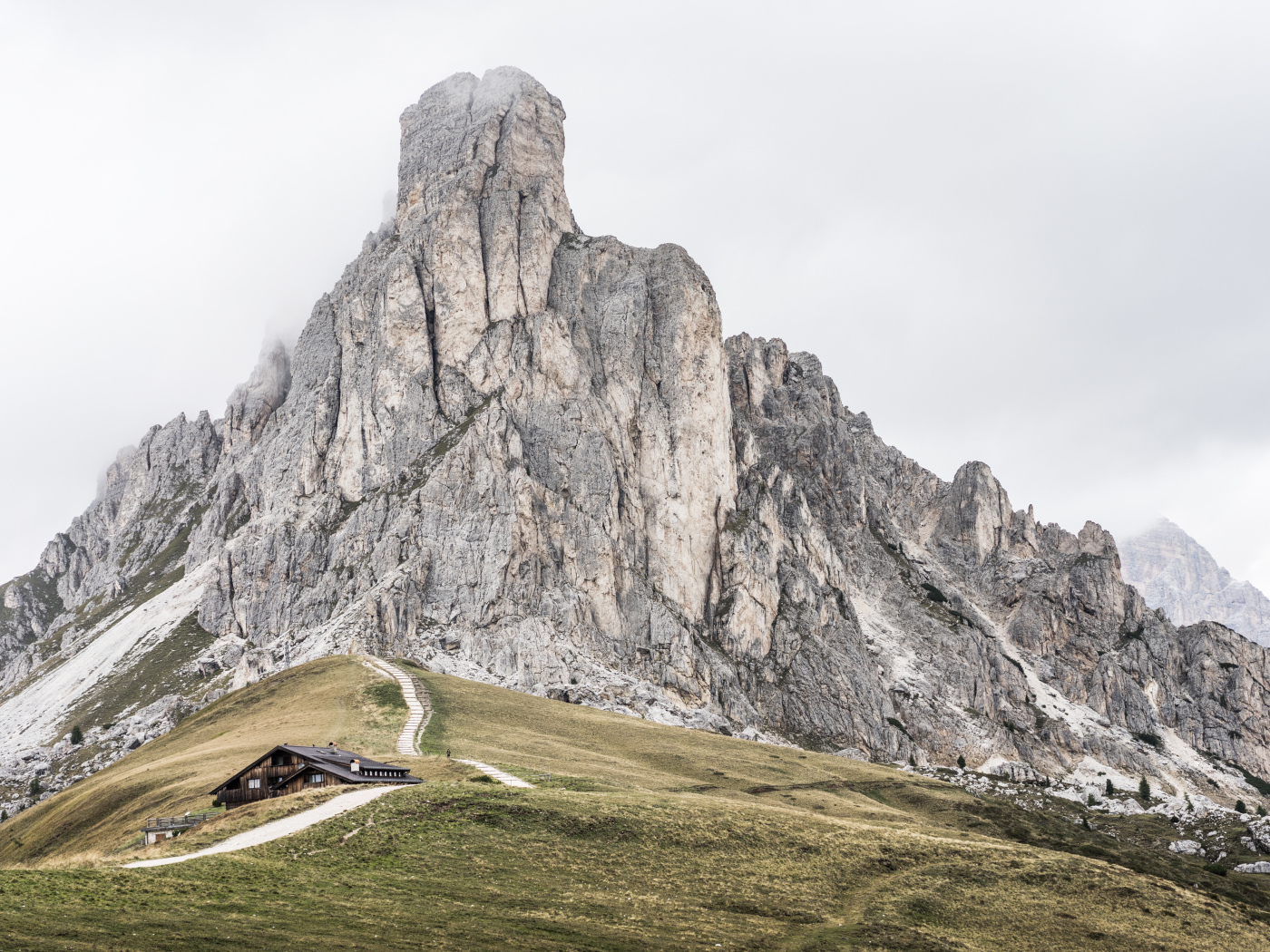 Большая гора на фоне пасмурного неба