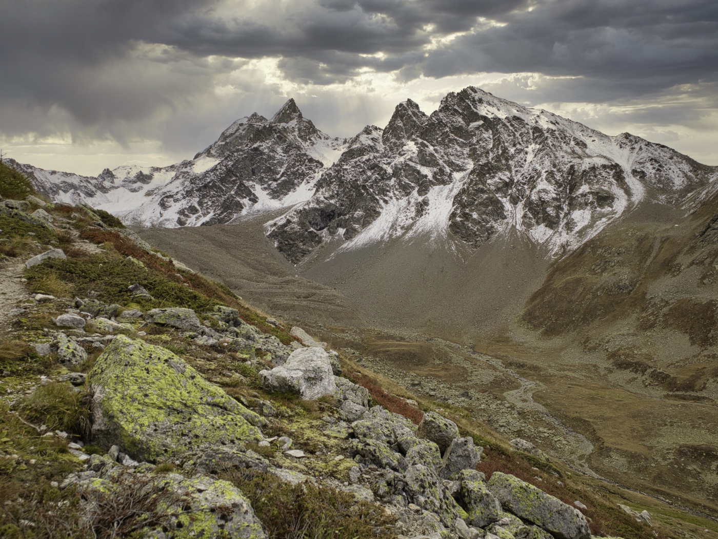 Высохшая река в горах под грозовым небом
