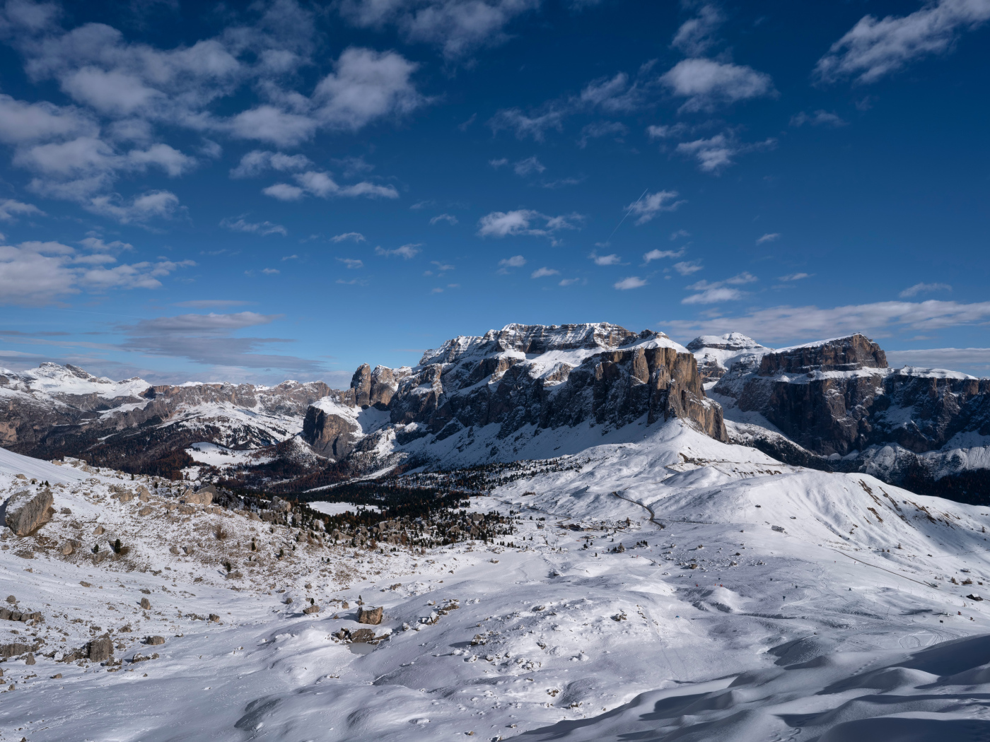 Большие каменные горы покрыты снегом