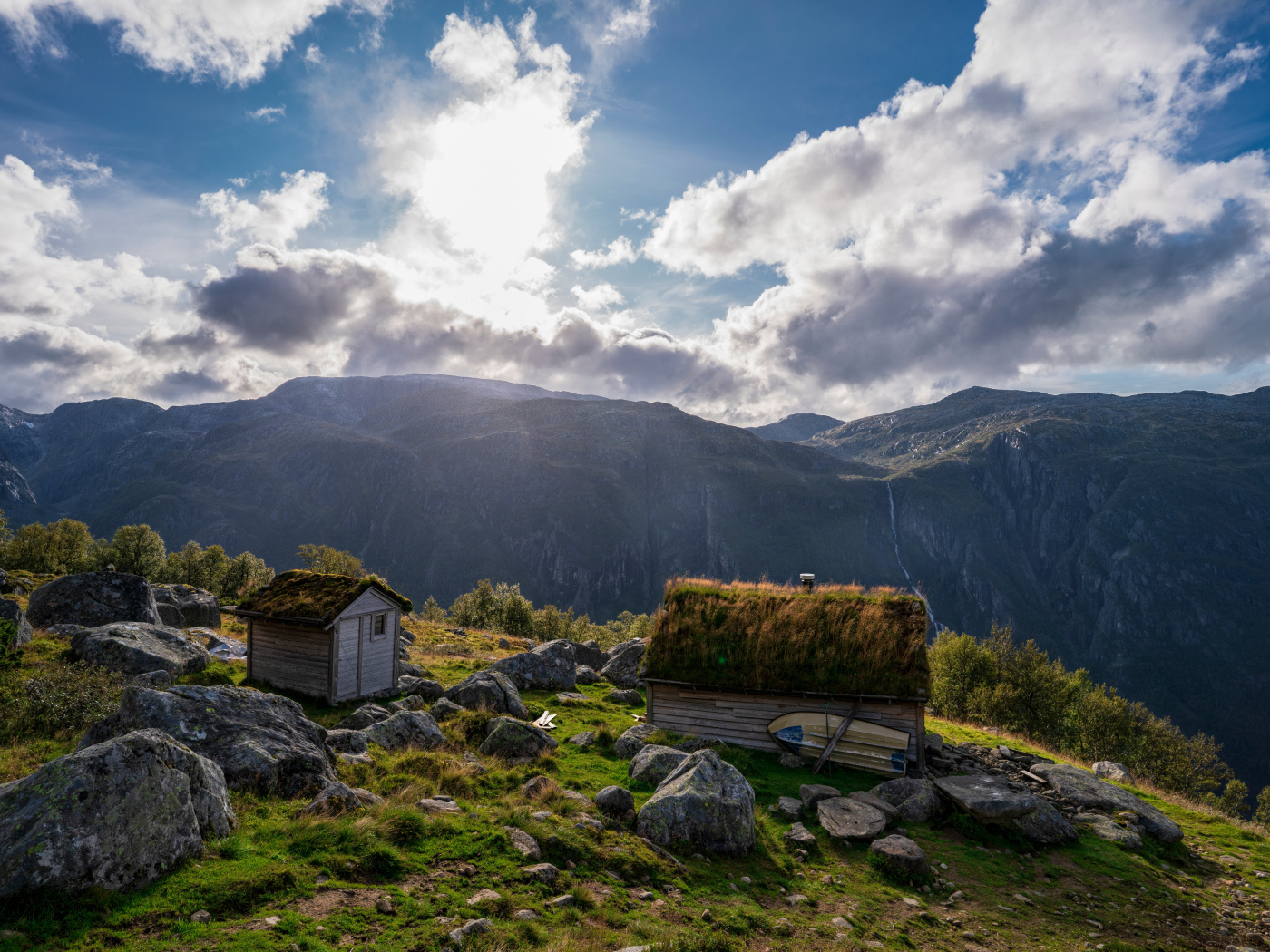 Солнце выглядывает из-за облаков в горах 