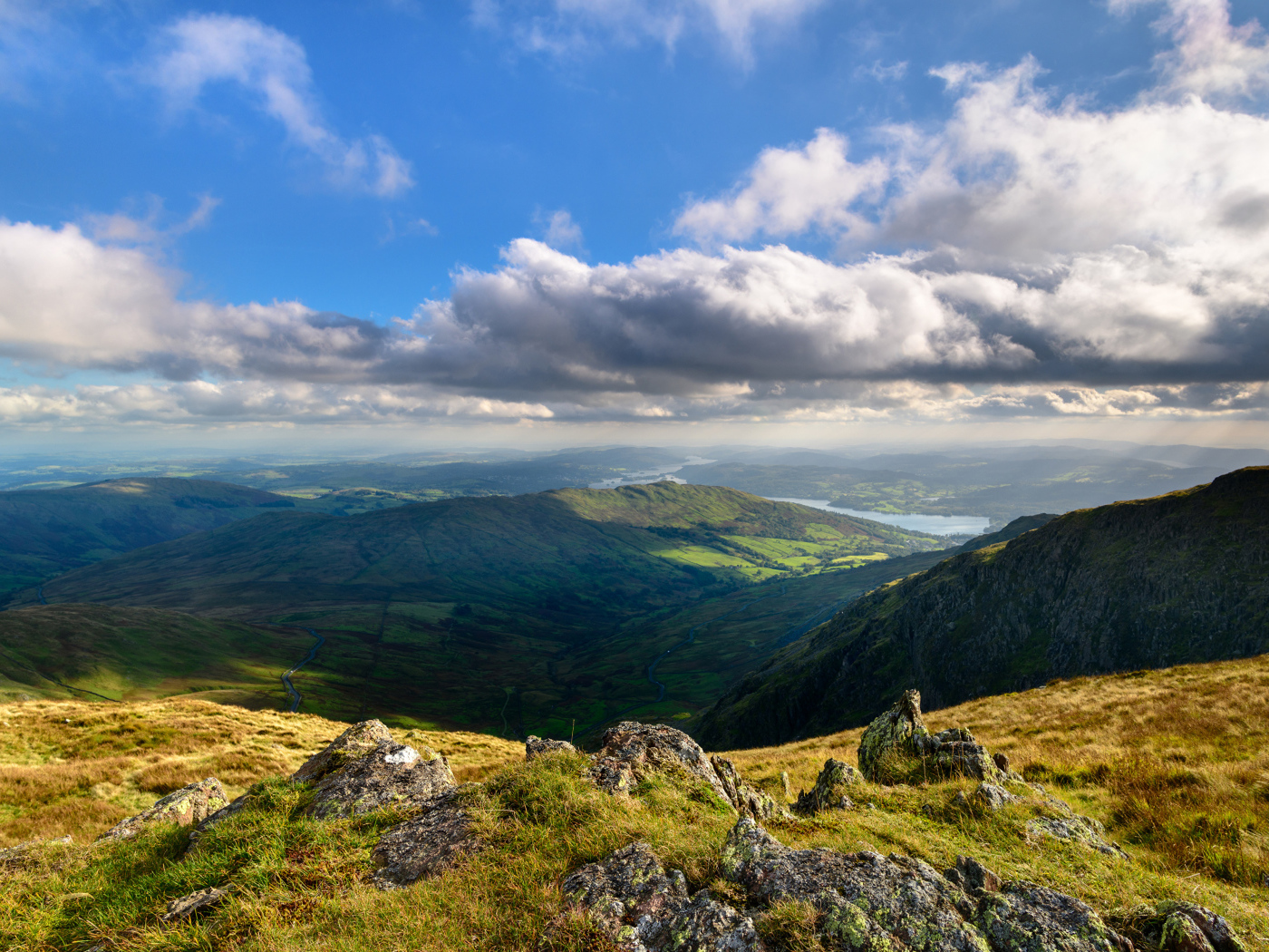 Вид со скалы на горизонт под белыми облаками 