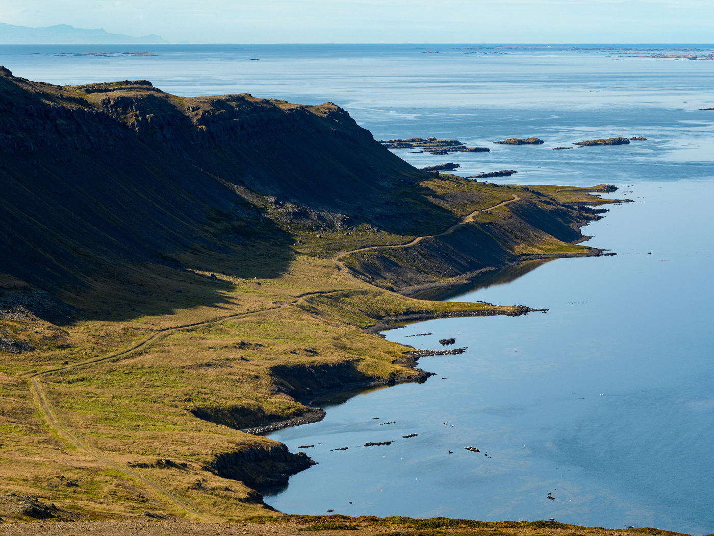 Вид на покрытые солнцем утесы у океана 