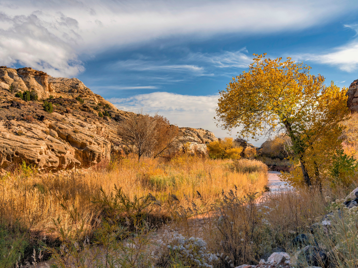 Вид на каменные горы под небом с белыми облаками осенью