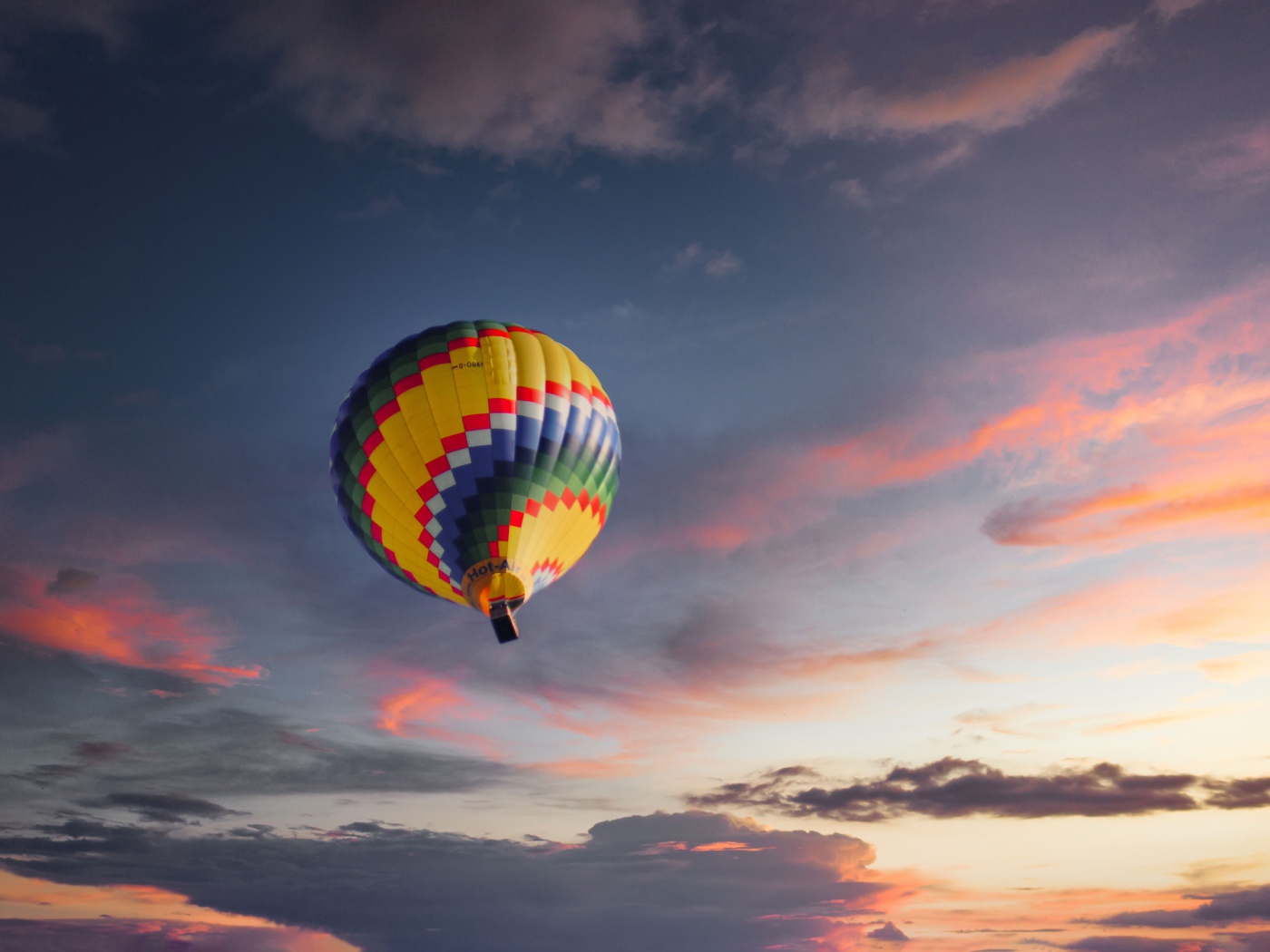 Разноцветный воздушный шар в небе 