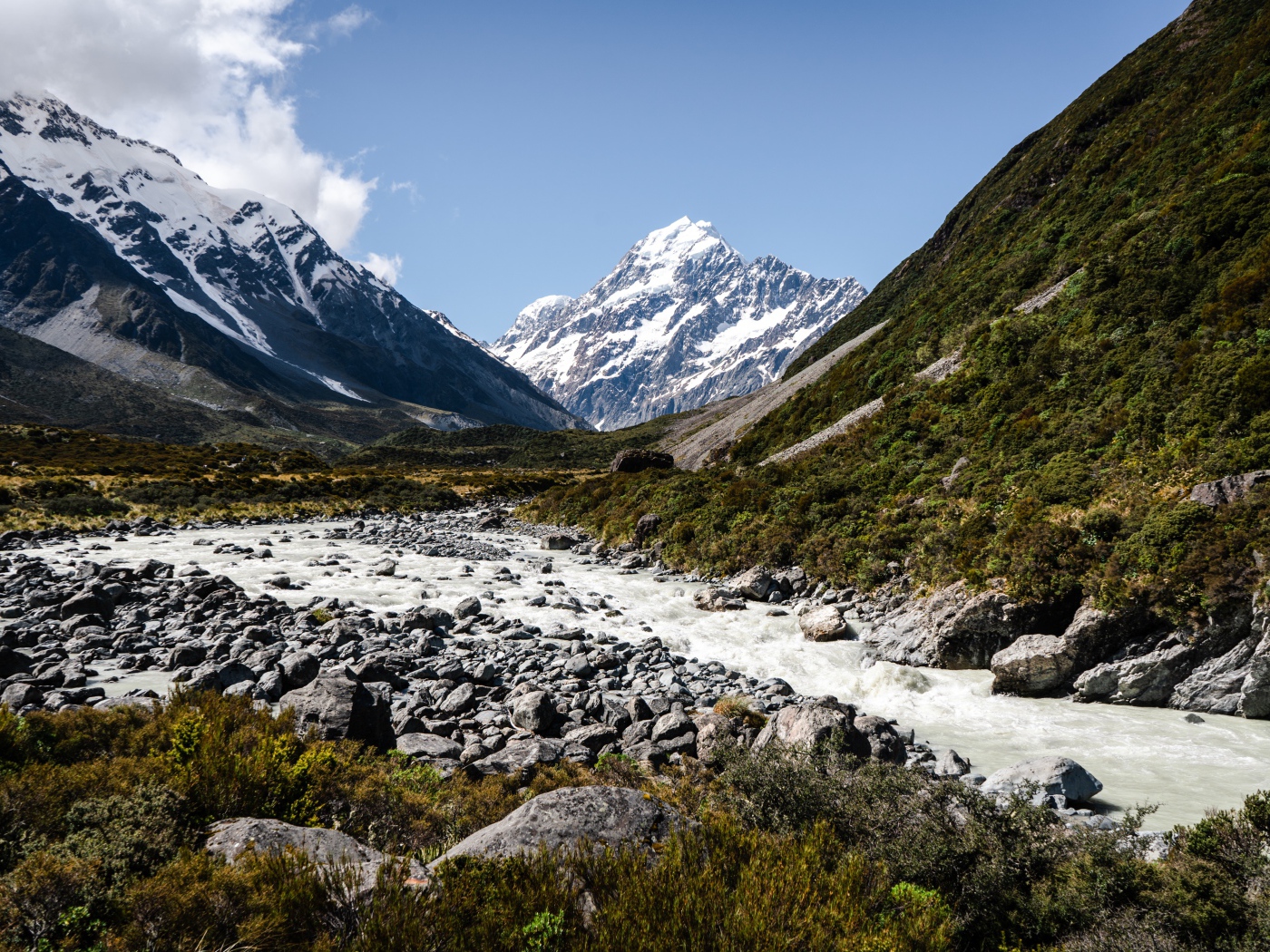 Заледеневшая река на фоне заснеженных гор 