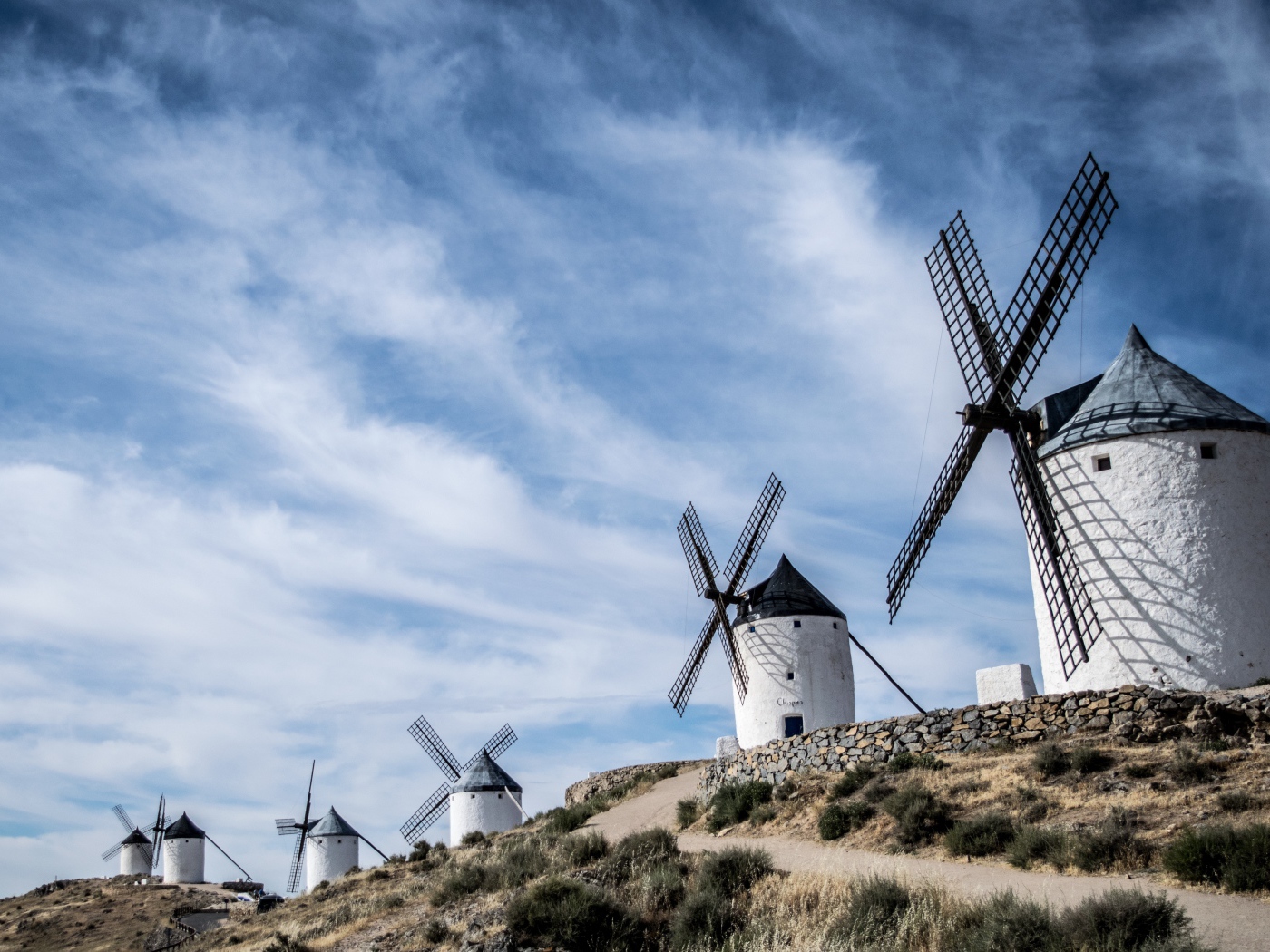 Много ветряных мельниц под голубым небом 
