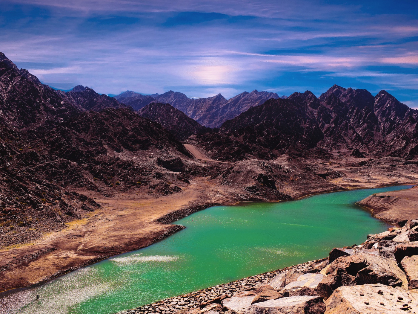 Река между высоких гор под голубым небом 