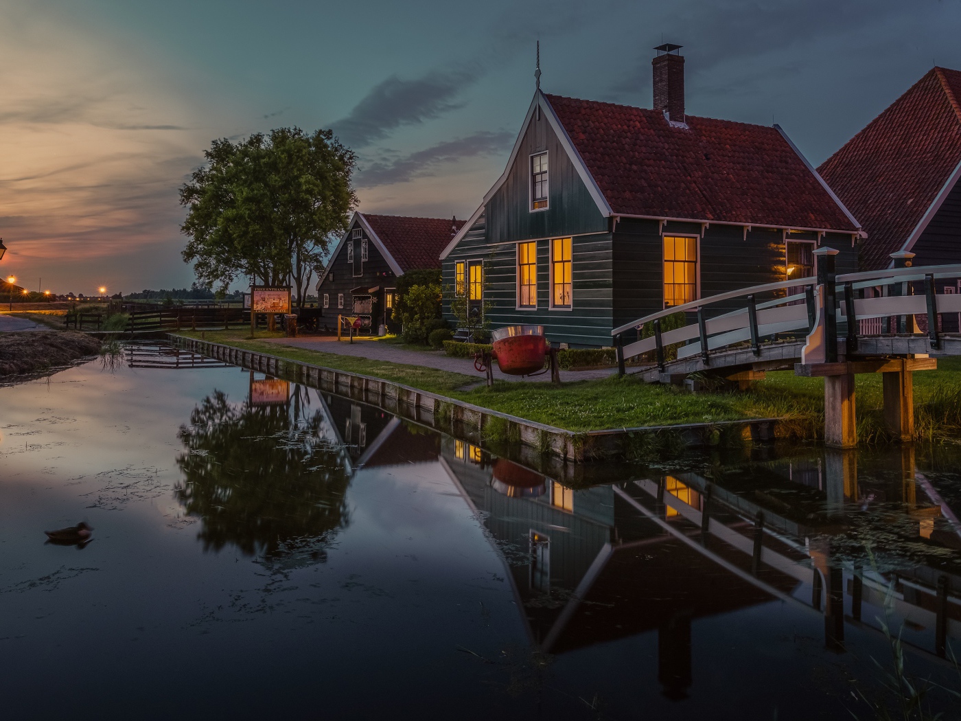 Маленькие дома у пруда вечером 