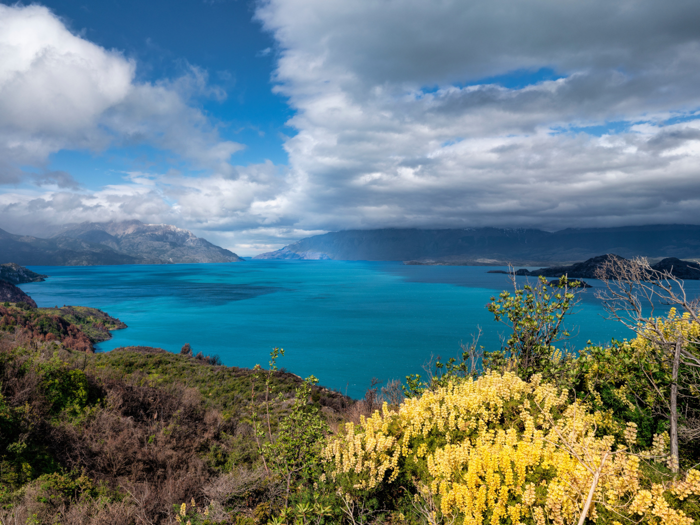 Густые белые облака над озером в горах 