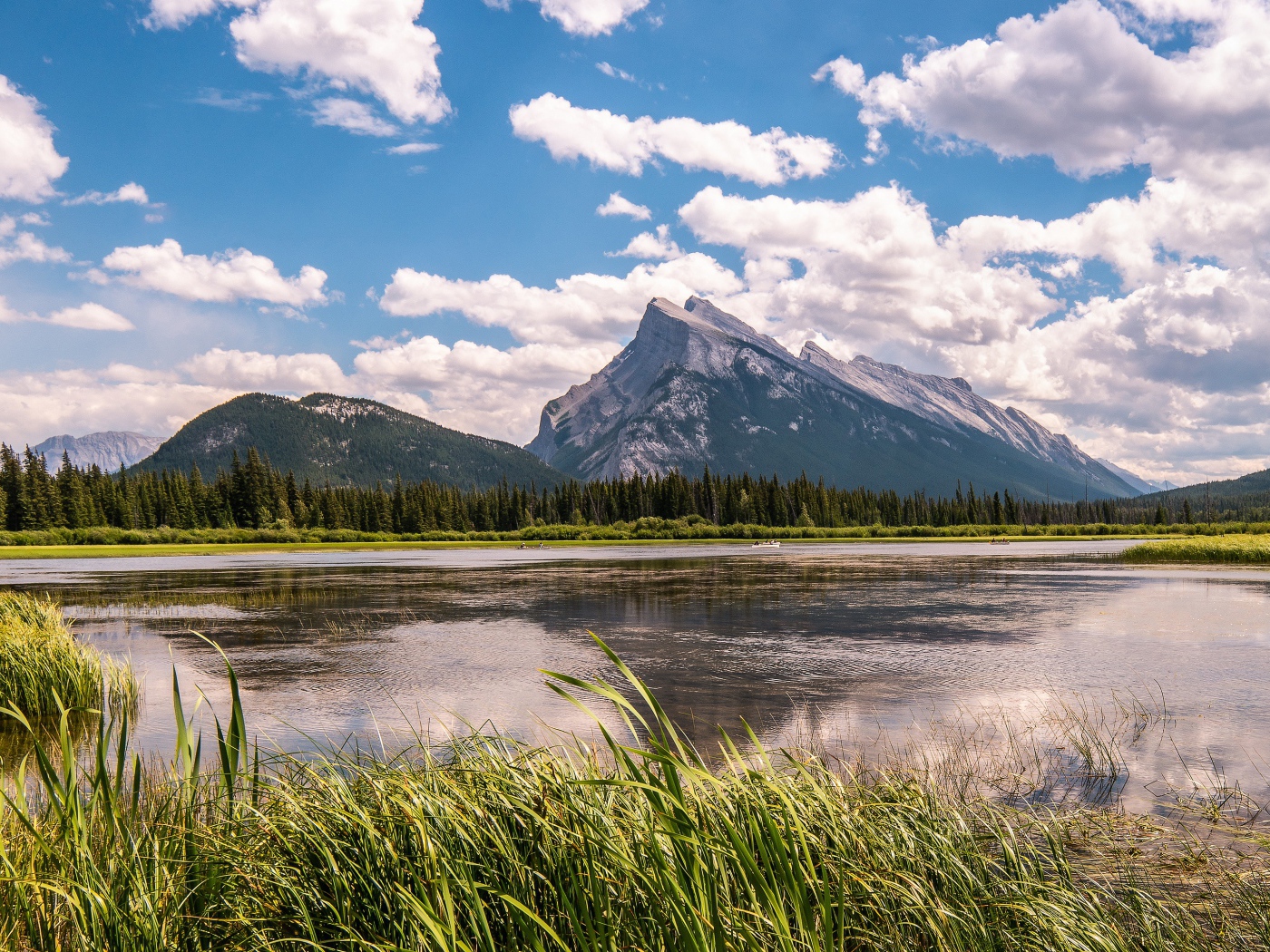 Красивое горное озеро под голубым небом с белыми облаками