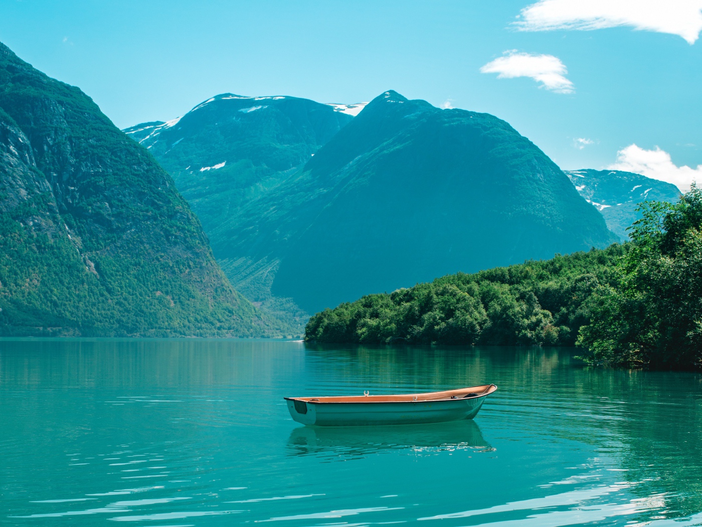 Лодка на голубой воде озера в горах 
