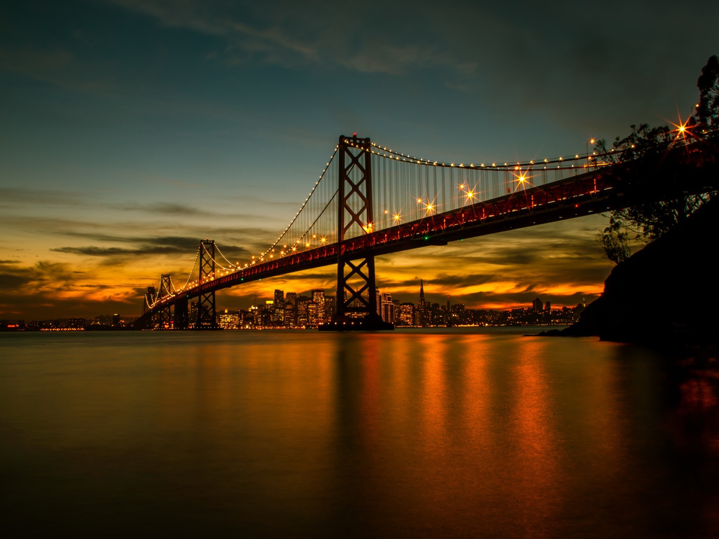 Мост с фонарями ночью над рекой 