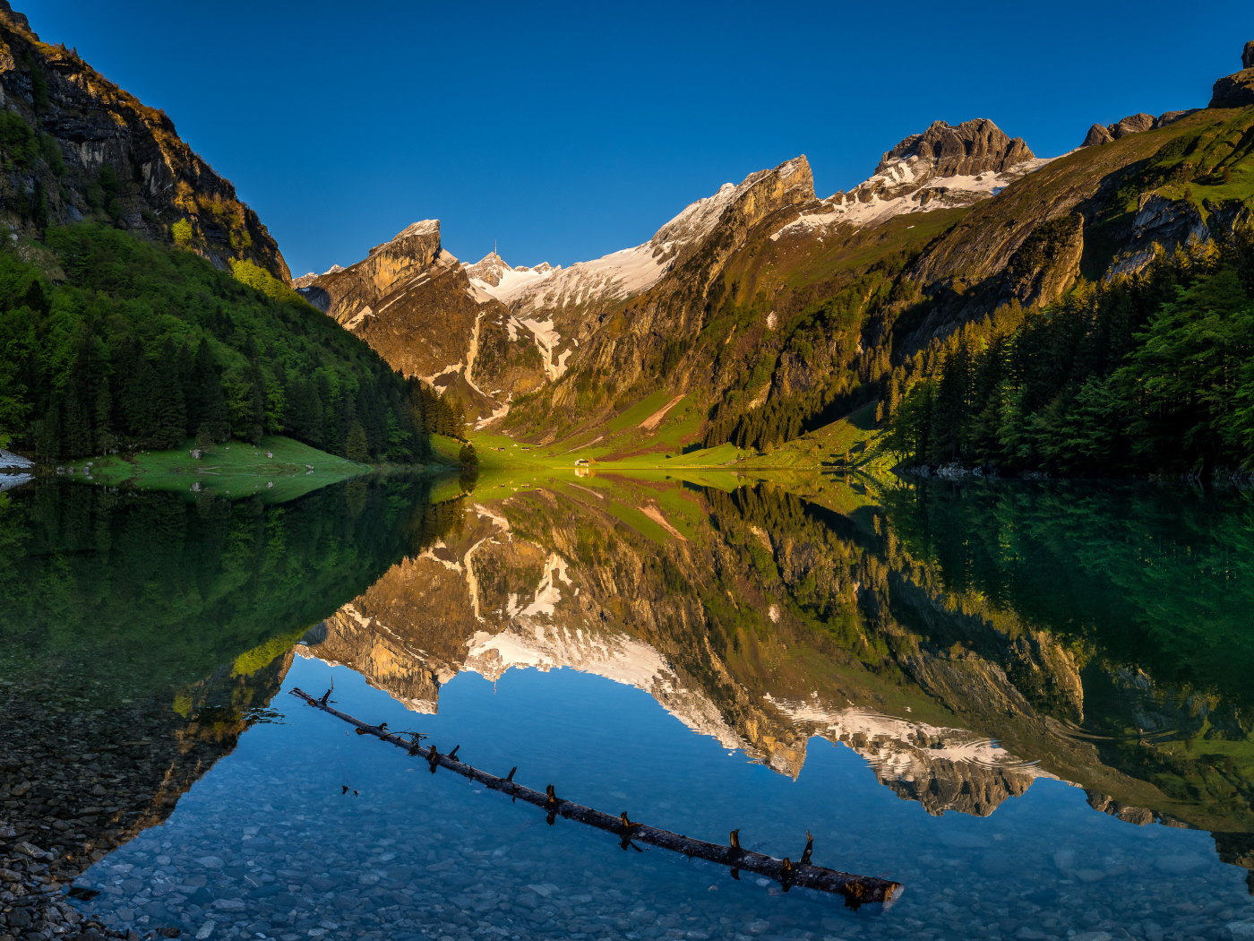 Чистая вода в озере у подножия гор, Швейцария 
