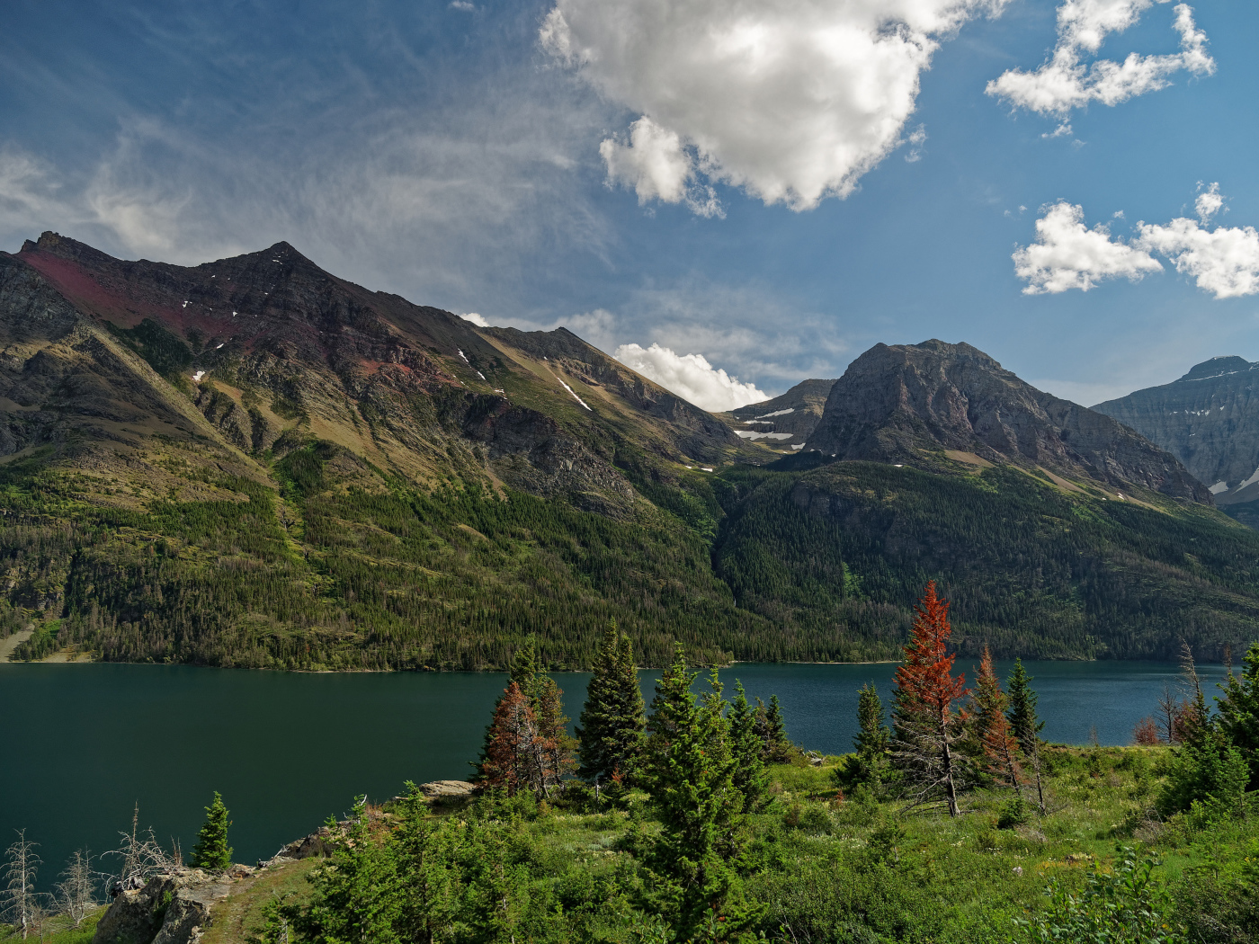 Озеро в живописном парке у гор, США
