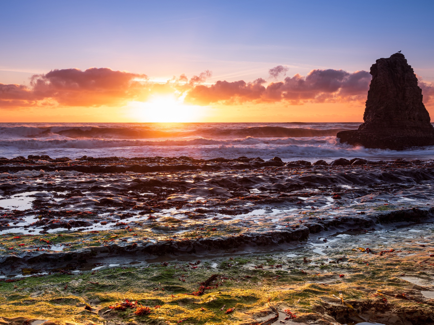 Большой камень в морской воде на рассвете 