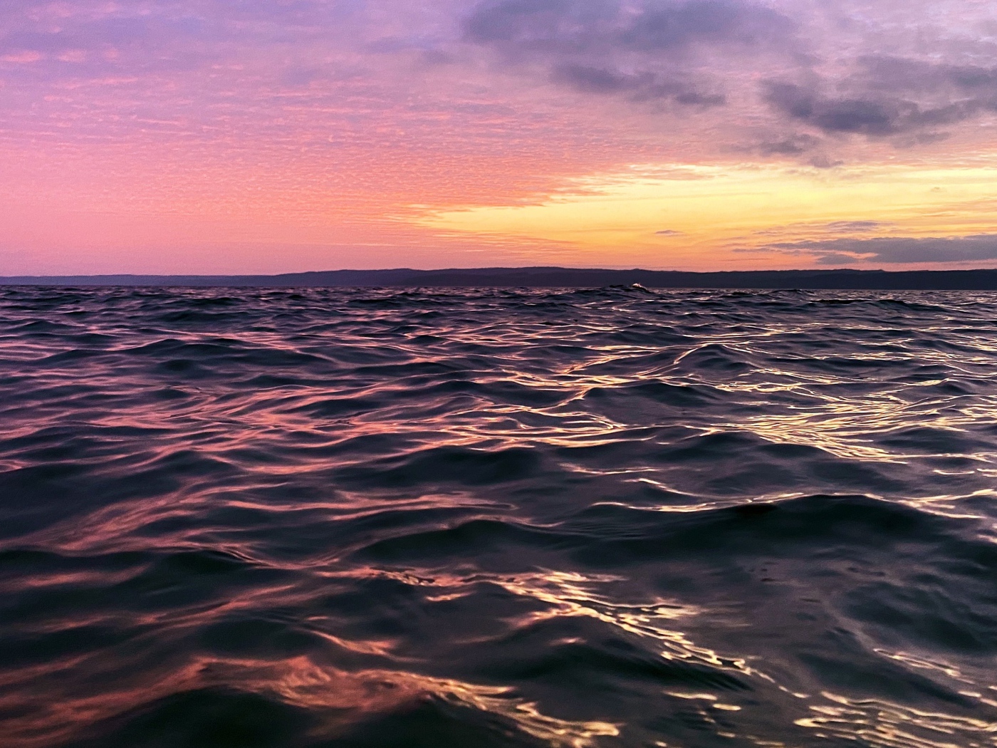 Розовый закат солнца над спокойным море