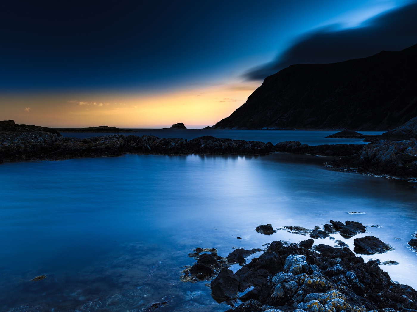 Скалистые берега в заливе океана 