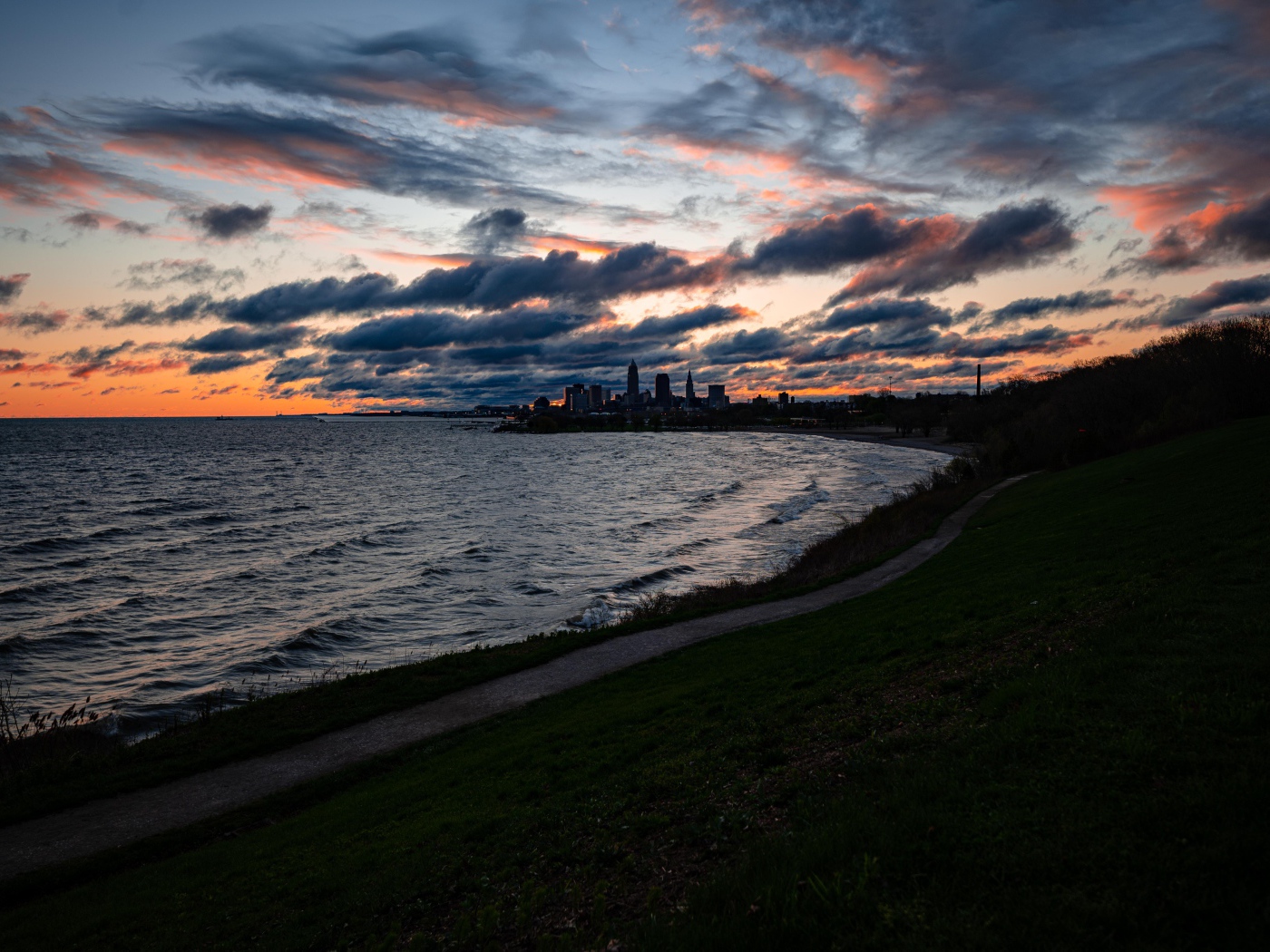 Грозовые облака низко над морем