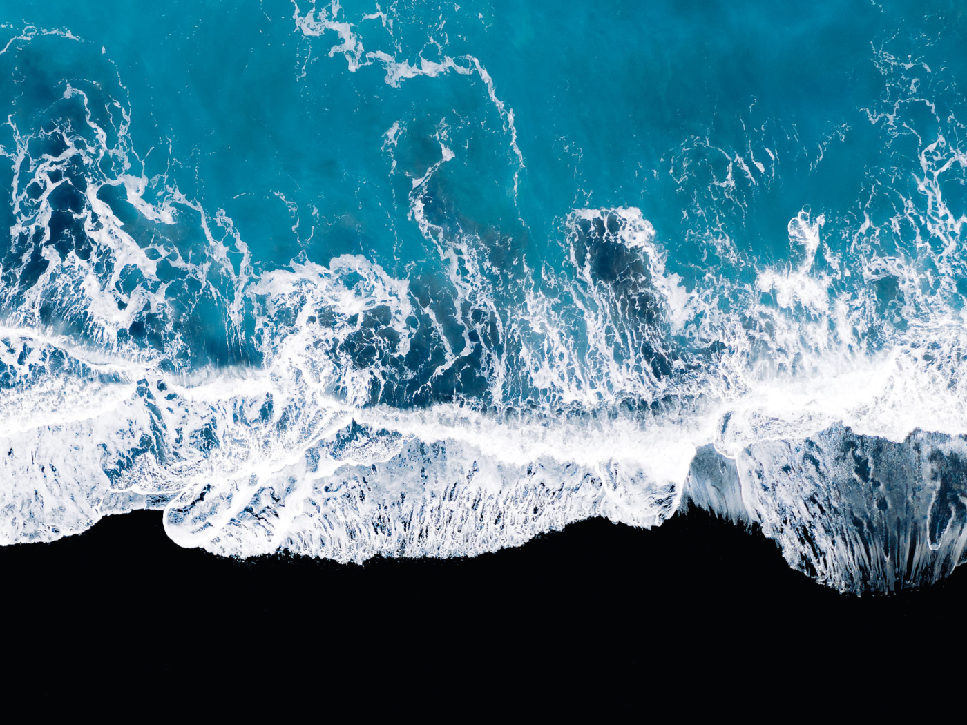 Вид сверху на голубой океан 