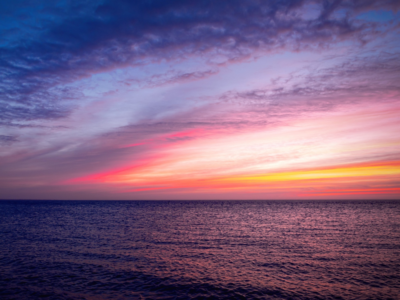 Красивый розовый закат в небе над тихим морем