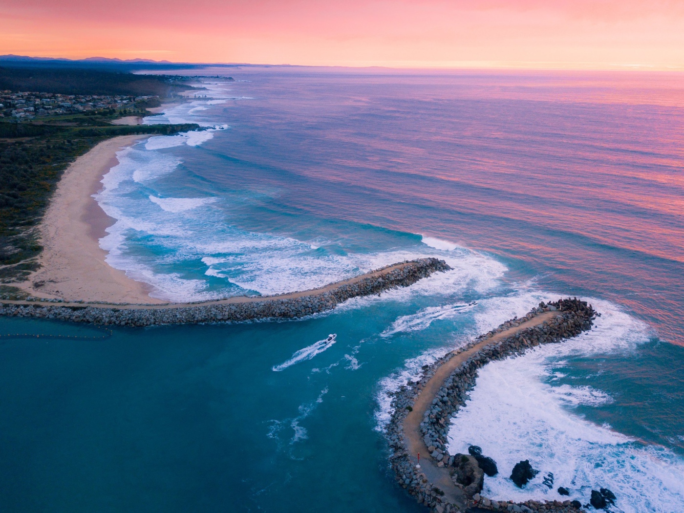 Розовый закат над океаном