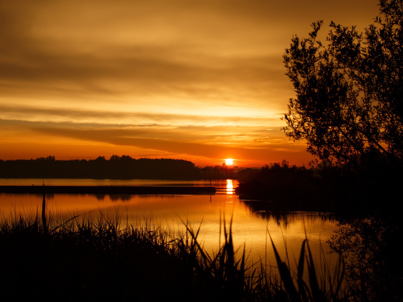 Закат яркого осеннего солнца над рекой 