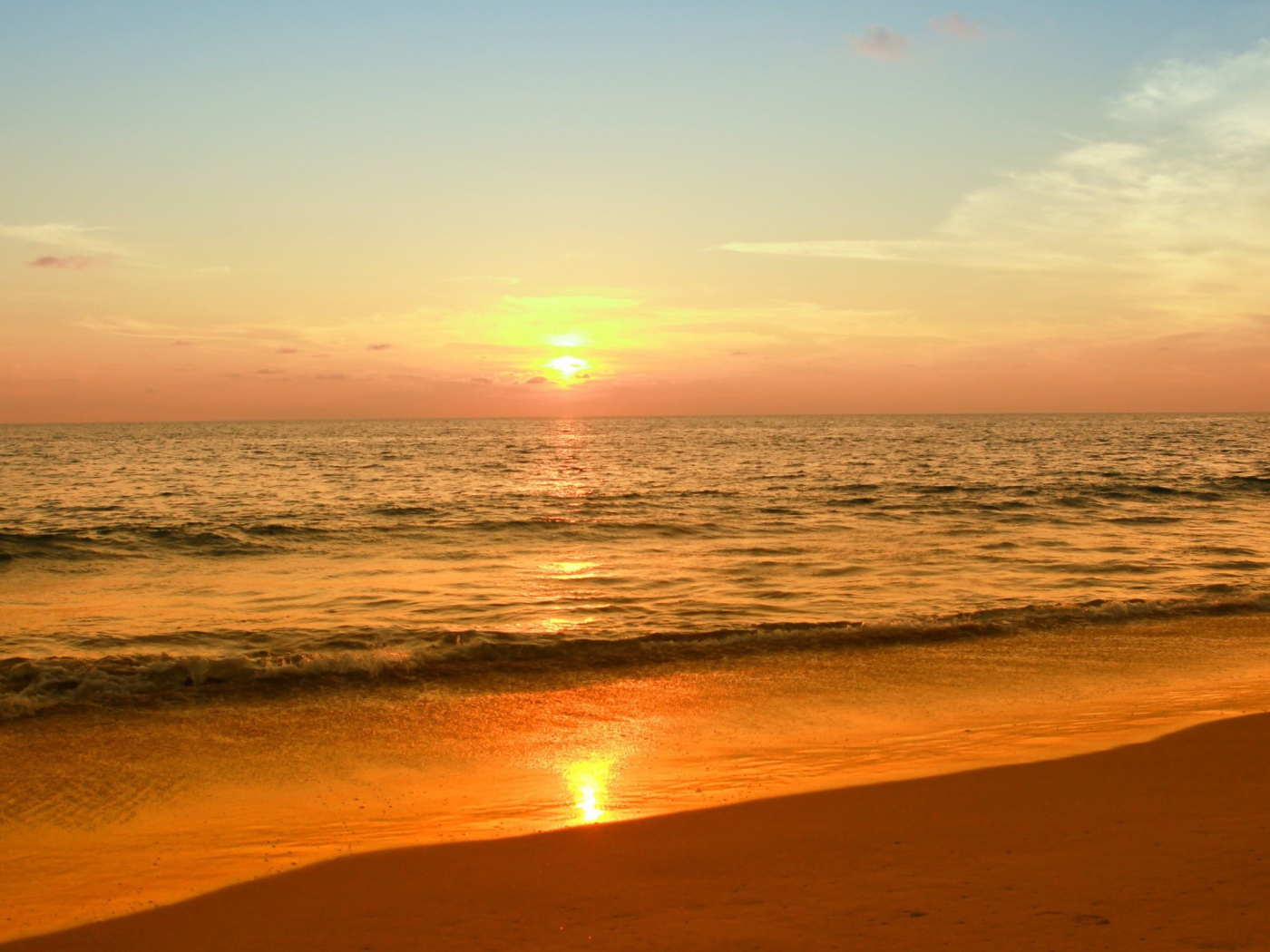 Закат солнца в небе над морем летом 