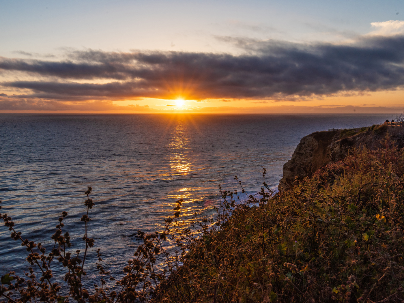 Вид на закат солнца в темных облаках в небе над морем 