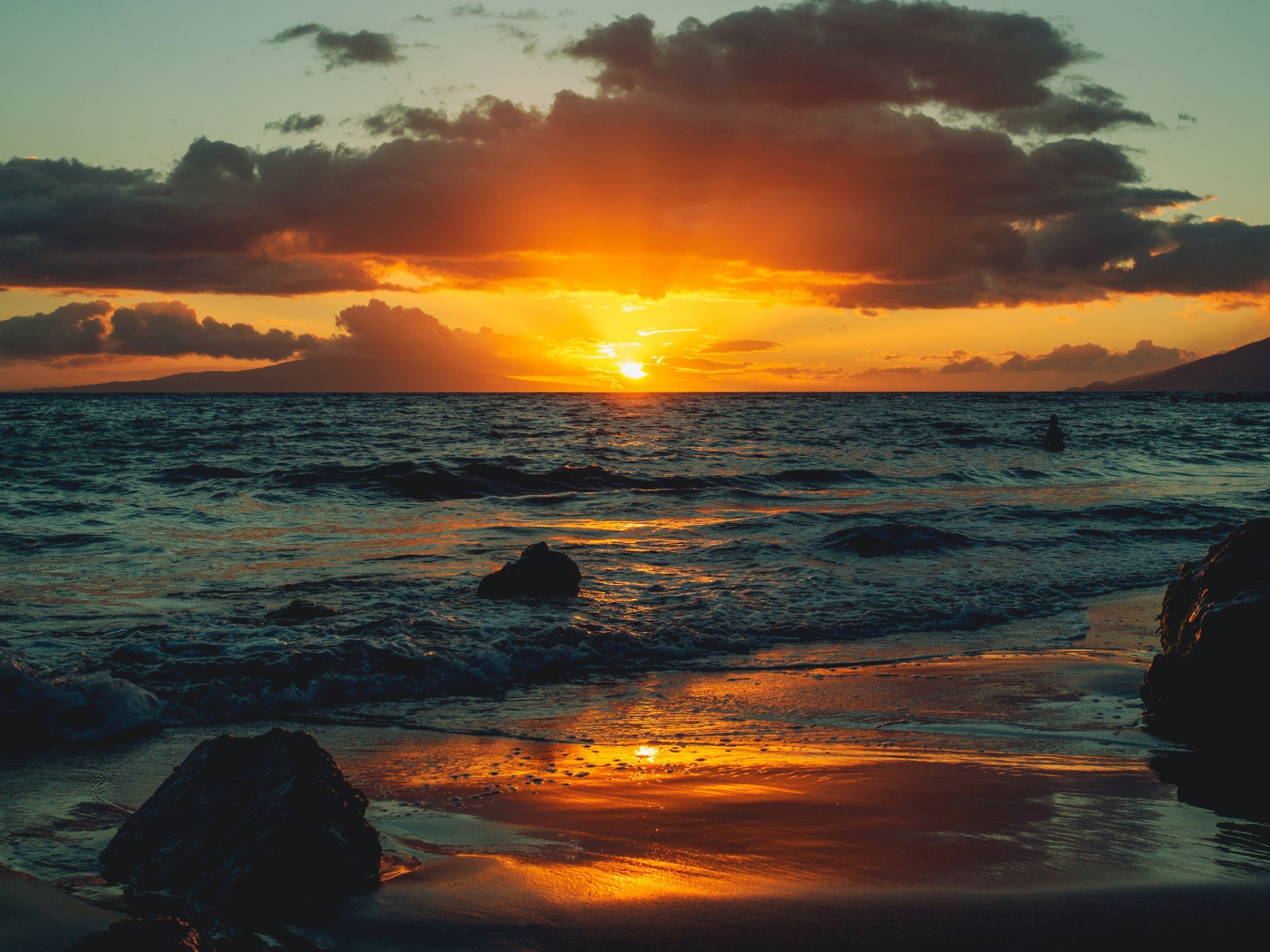 Мокрый песок на берегу океана на закате