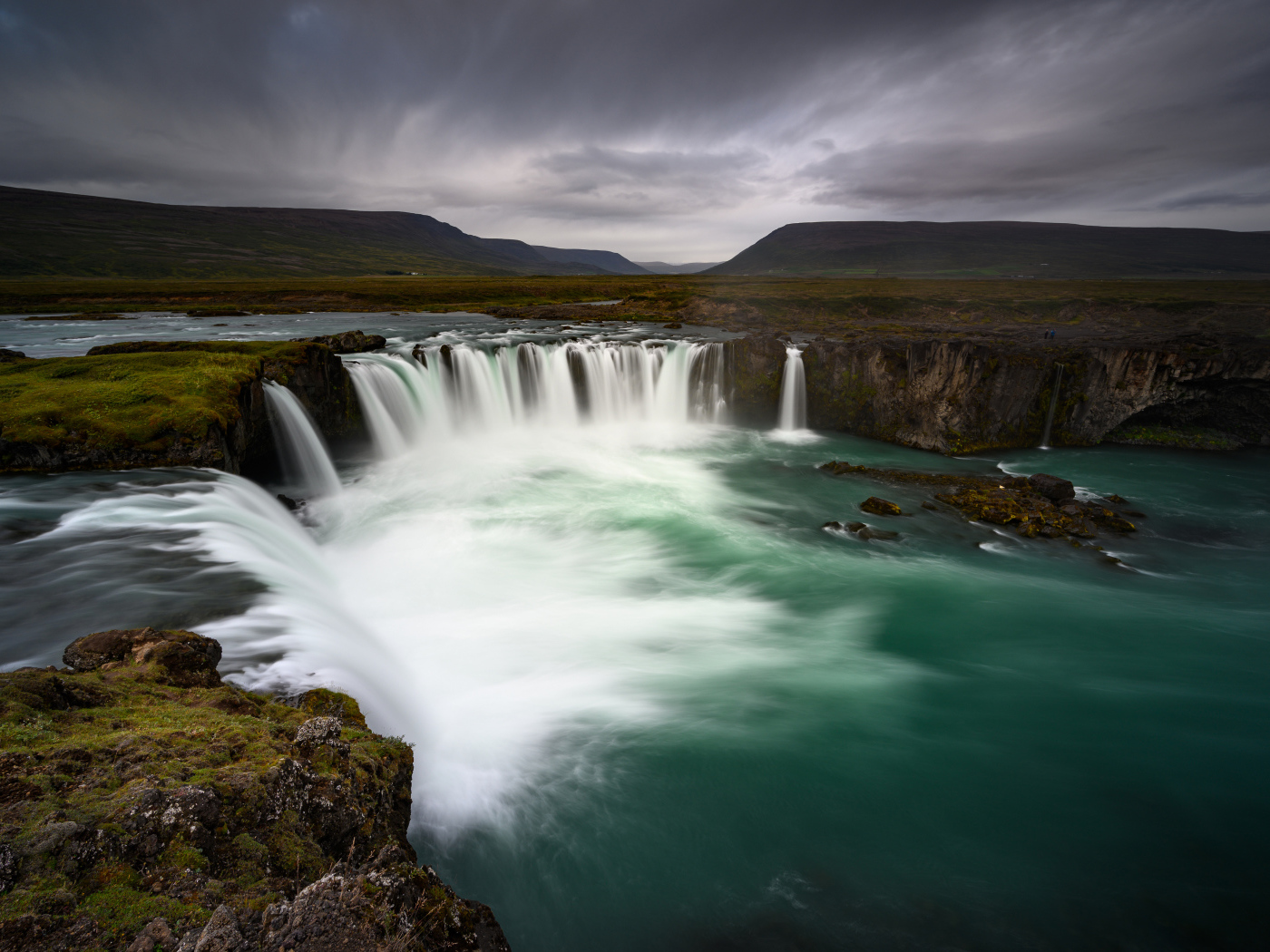Пасмурное небо над водопадом 