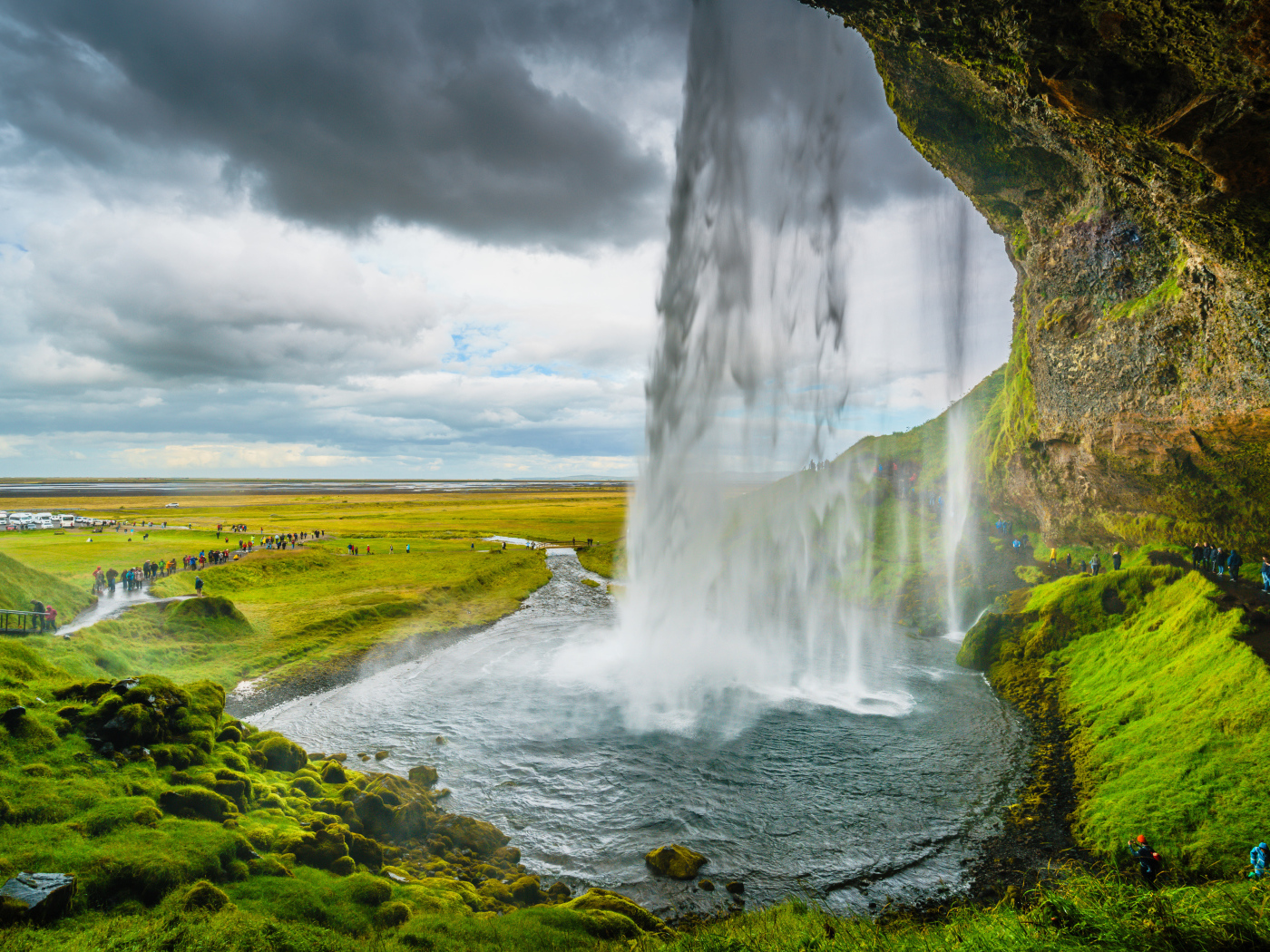 Водопад в Исландии стекает со скалы 