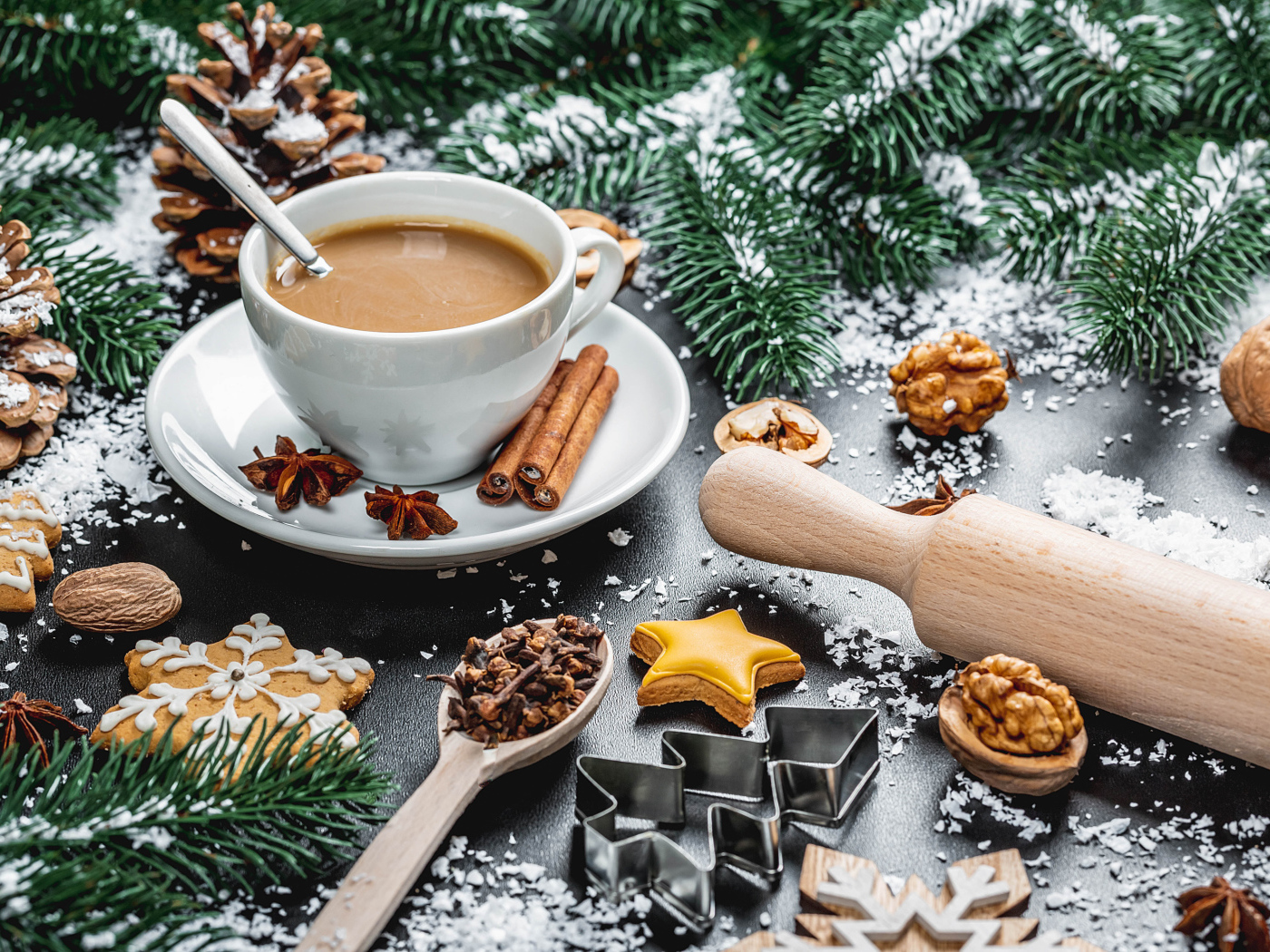 Чашка горячего какао на столе  еловыми ветками и орехами