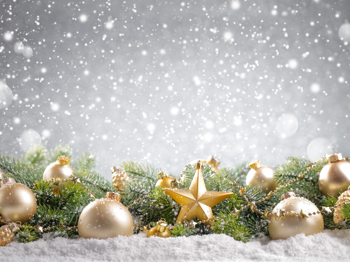 Красивые елочные игрушки с веткой, фон для новогодней открытки