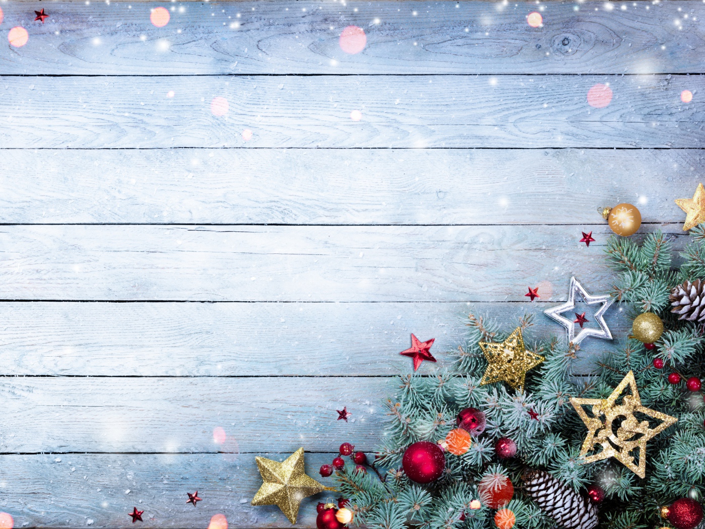 Красивый фон для новогодней открытки с еловой веткой и игрушками