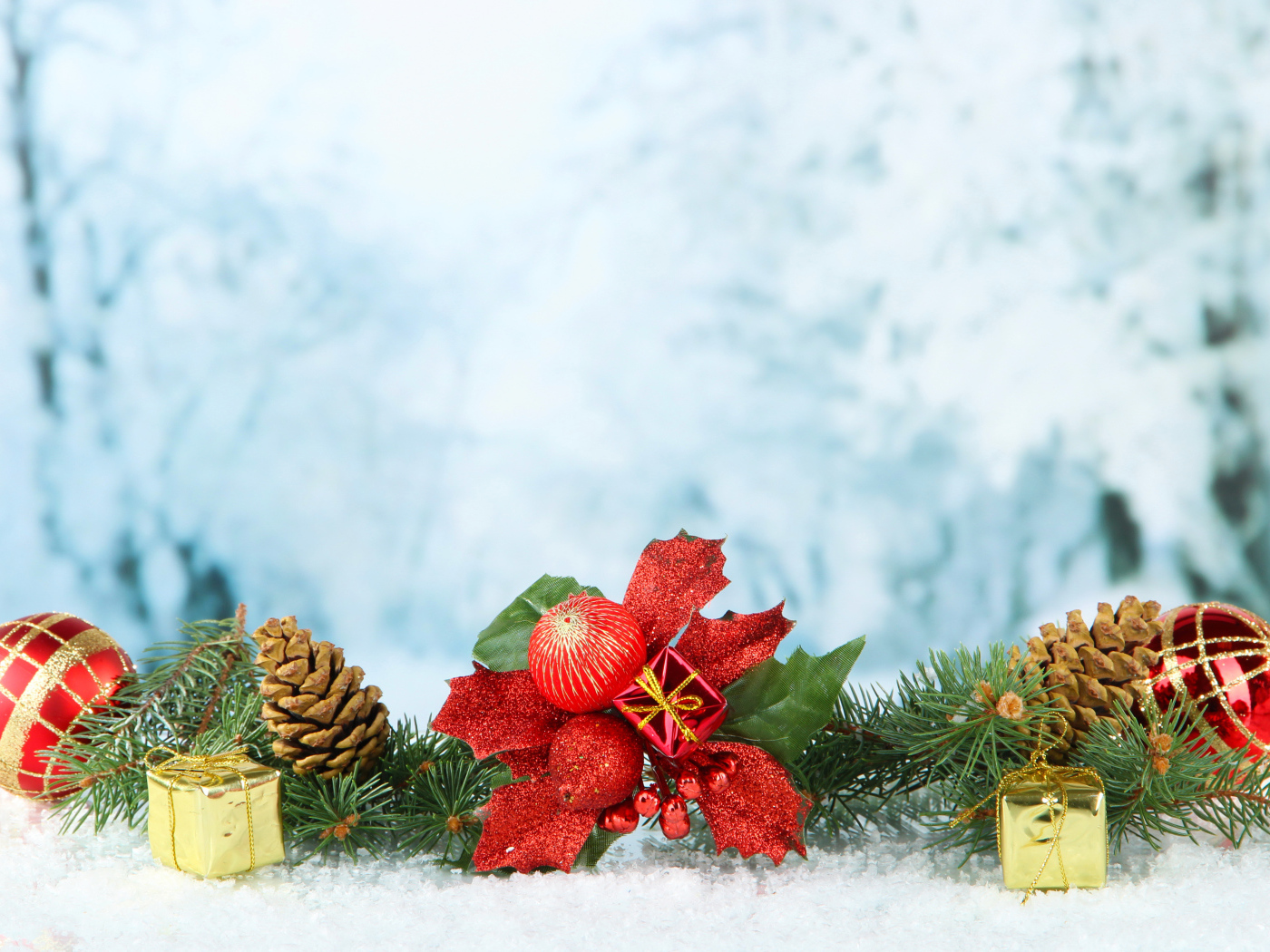 Красивый шаблон для Новогодней открытки с елочными украшениями