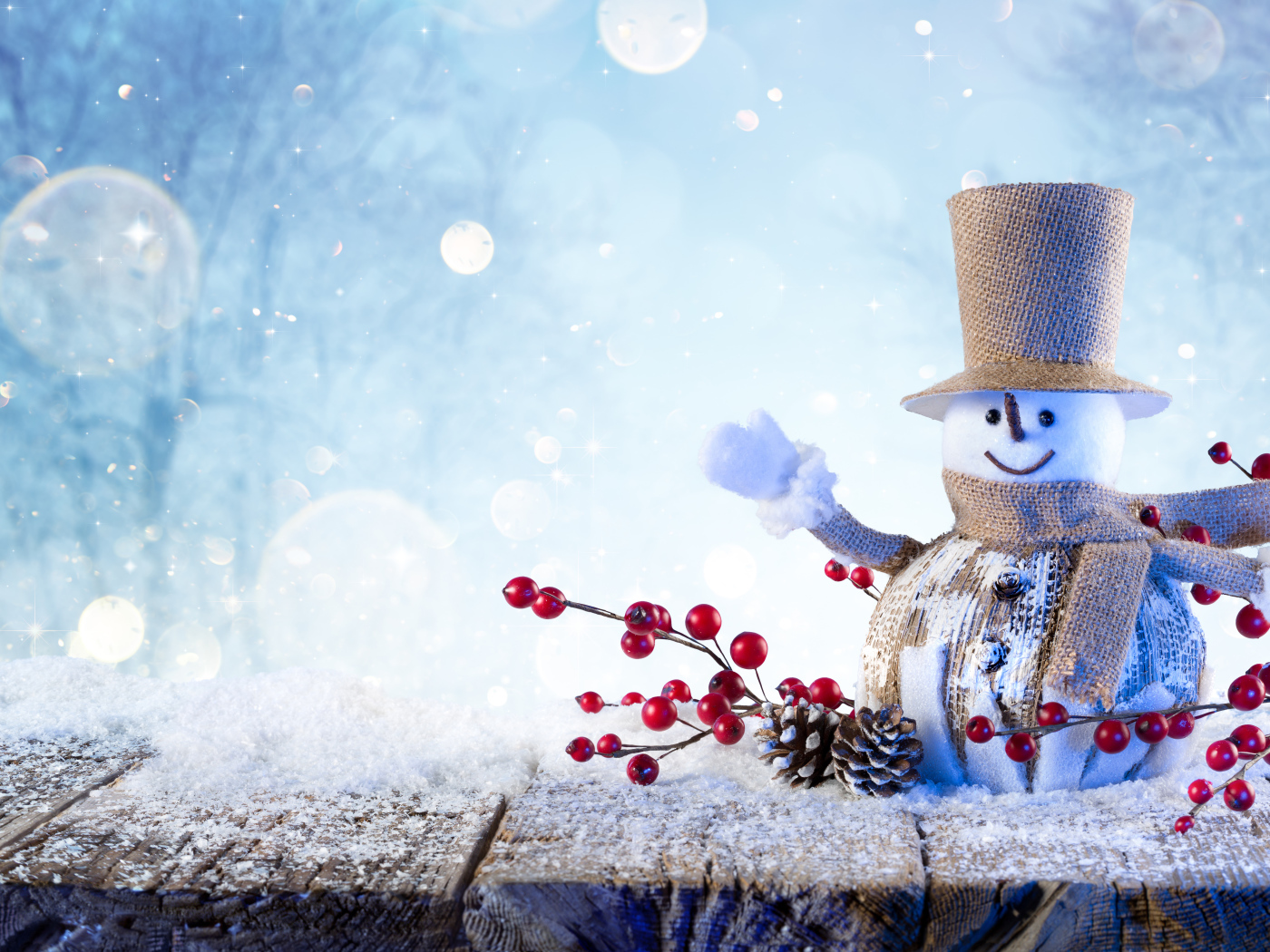 Снеговик на деревянном полу, фон для открытки на Новый год 