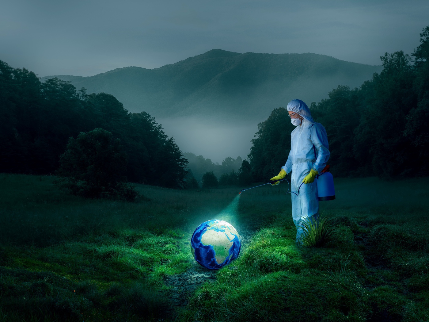 Мужчина обрабатывает землю от вирусов